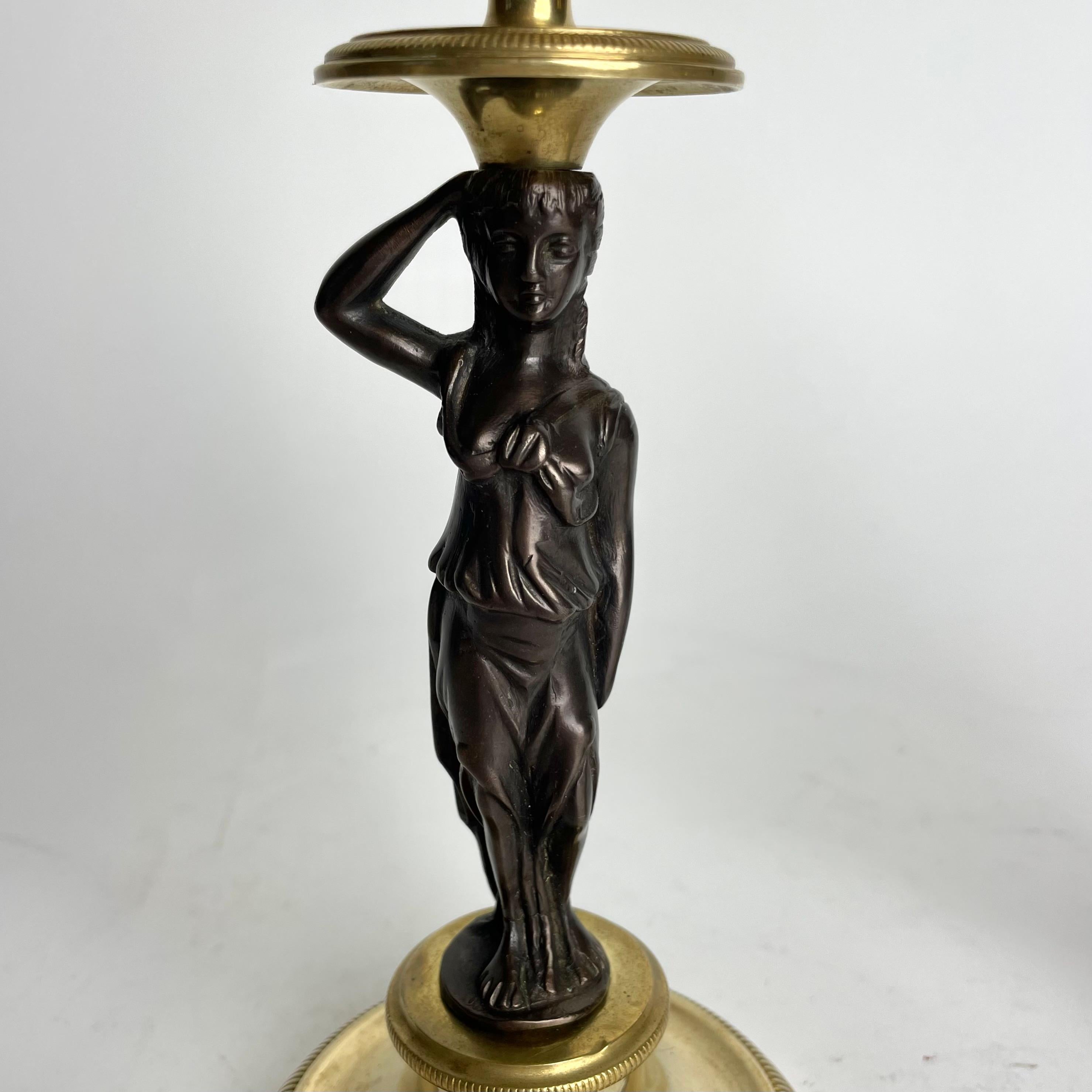 Début du XIXe siècle Élégante paire de chandeliers dorés avec cariatides. Empire français, vers 1820 en vente
