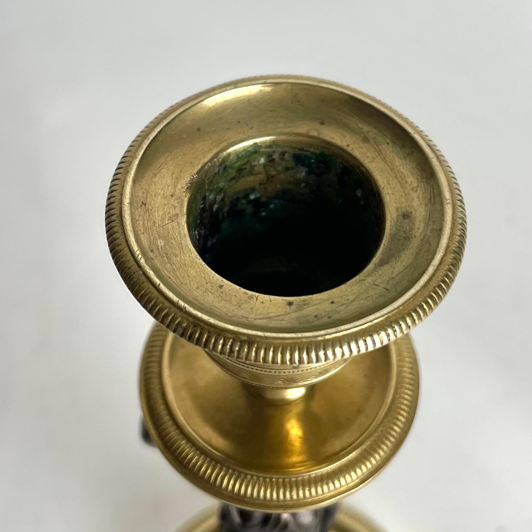 Élégante paire de chandeliers dorés avec cariatides. Empire français, vers 1820 en vente 1