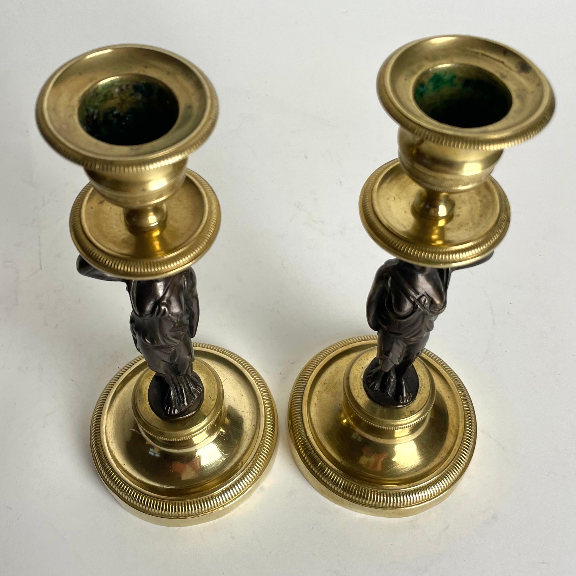 Élégante paire de chandeliers dorés avec cariatides. Empire français, vers 1820 en vente 2