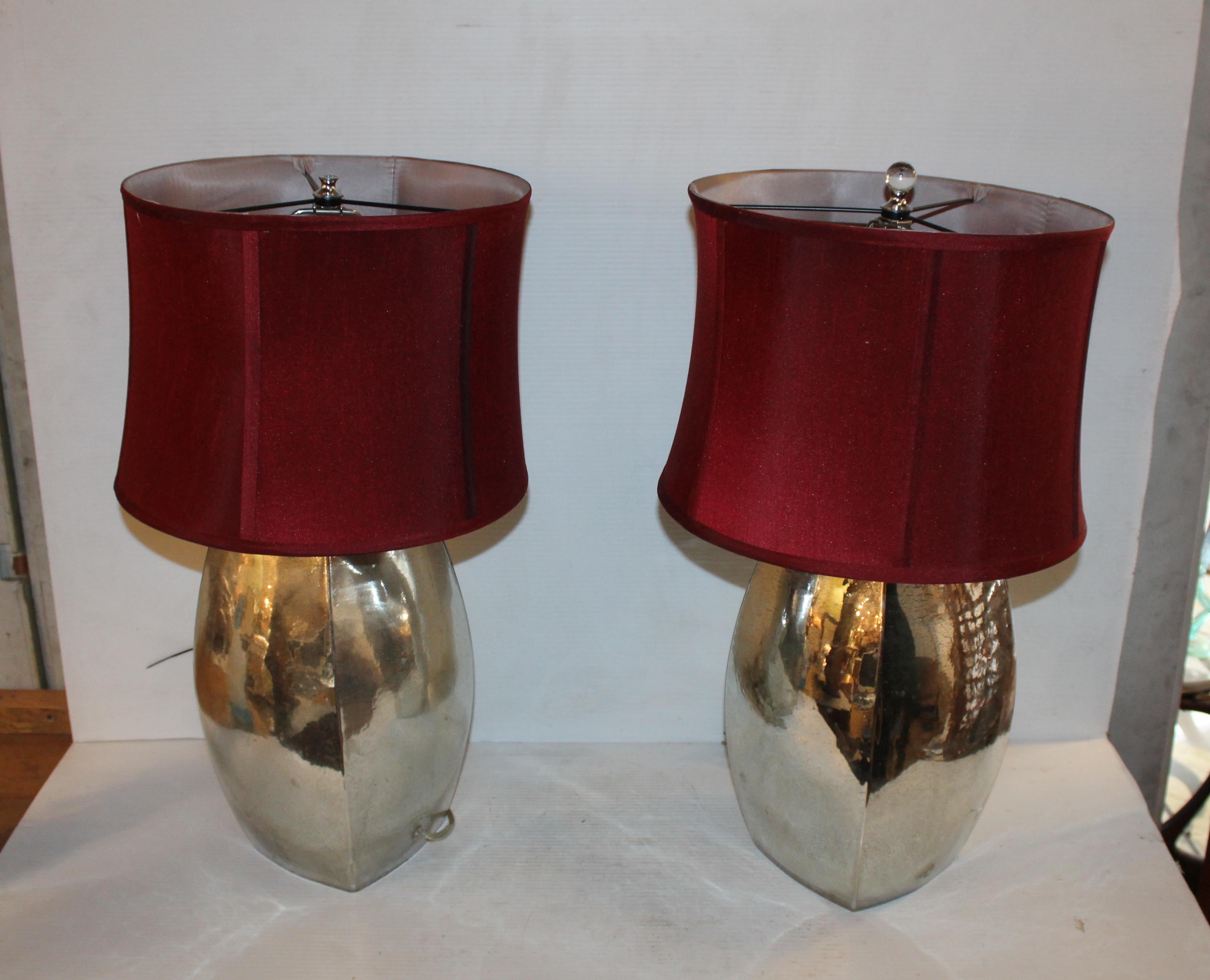 Élégante paire de lampes de table en verre avec abat-jour en tissu rouge vif. Conçues comme des lampes à brancher, elles allient une élégance simple à un éclat de couleur audacieux, parfait pour ajouter de la chaleur et du caractère à un intérieur