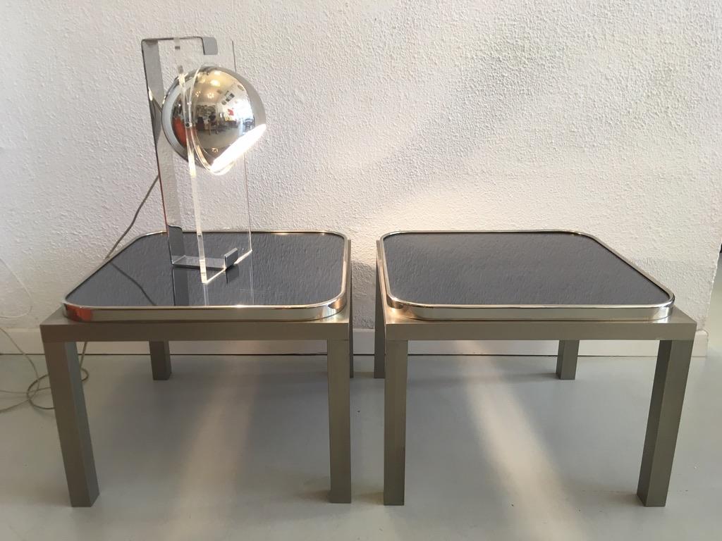 Elegantes Paar Beistelltische aus Glas und Stahl, 1970er Jahre (Ende des 20. Jahrhunderts) im Angebot
