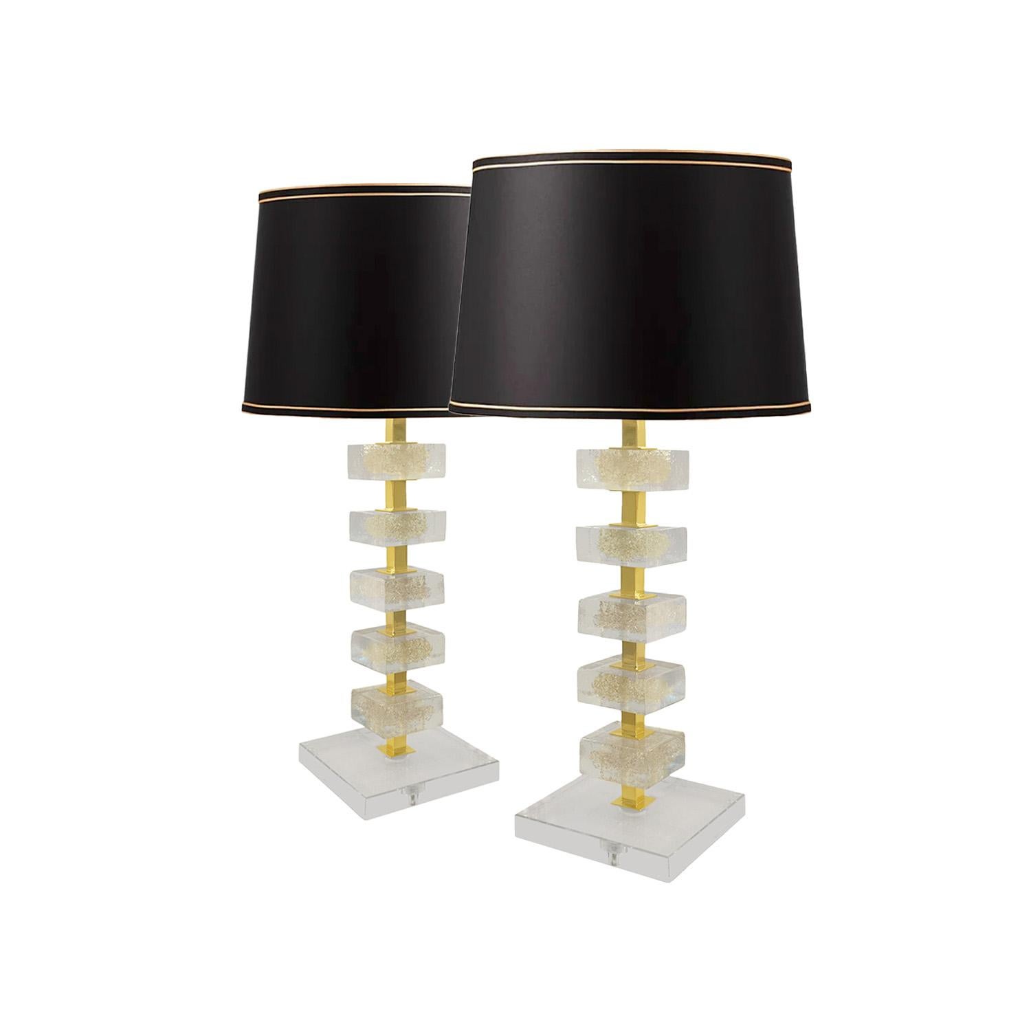 Verleihen Sie Ihrer Inneneinrichtung einen Hauch von Luxus mit einem eleganten Paar Murano-Glasblock-Tischlampen. Jeder von Hand gefertigte Glasstein enthält eine Ansammlung von Goldeinschlüssen, die von innen heraus funkeln und jedem Stück Tiefe
