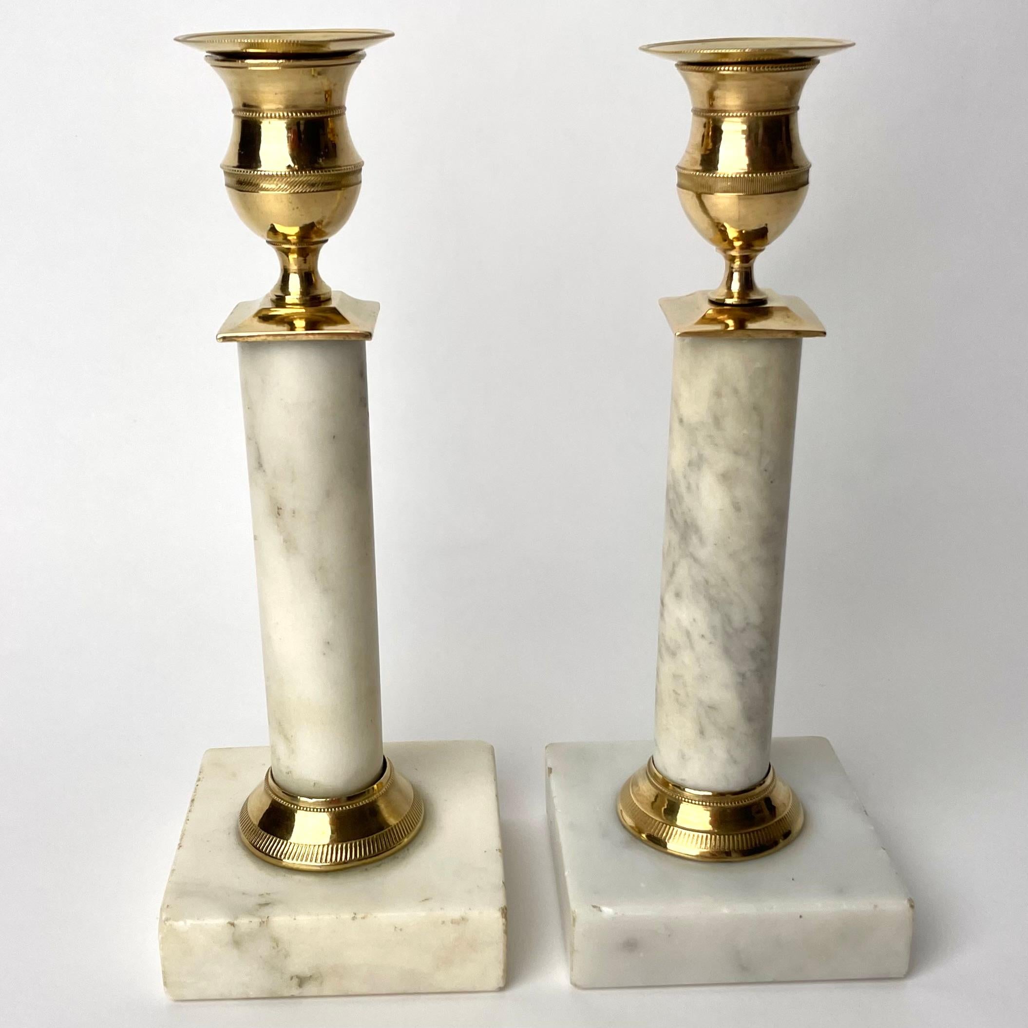 Elegant pair of Gustavian Carrara marble and Gilt brass Candlesticks from the 1790s. Simple beauty with some charming patina.

Wear consistent with age and use 