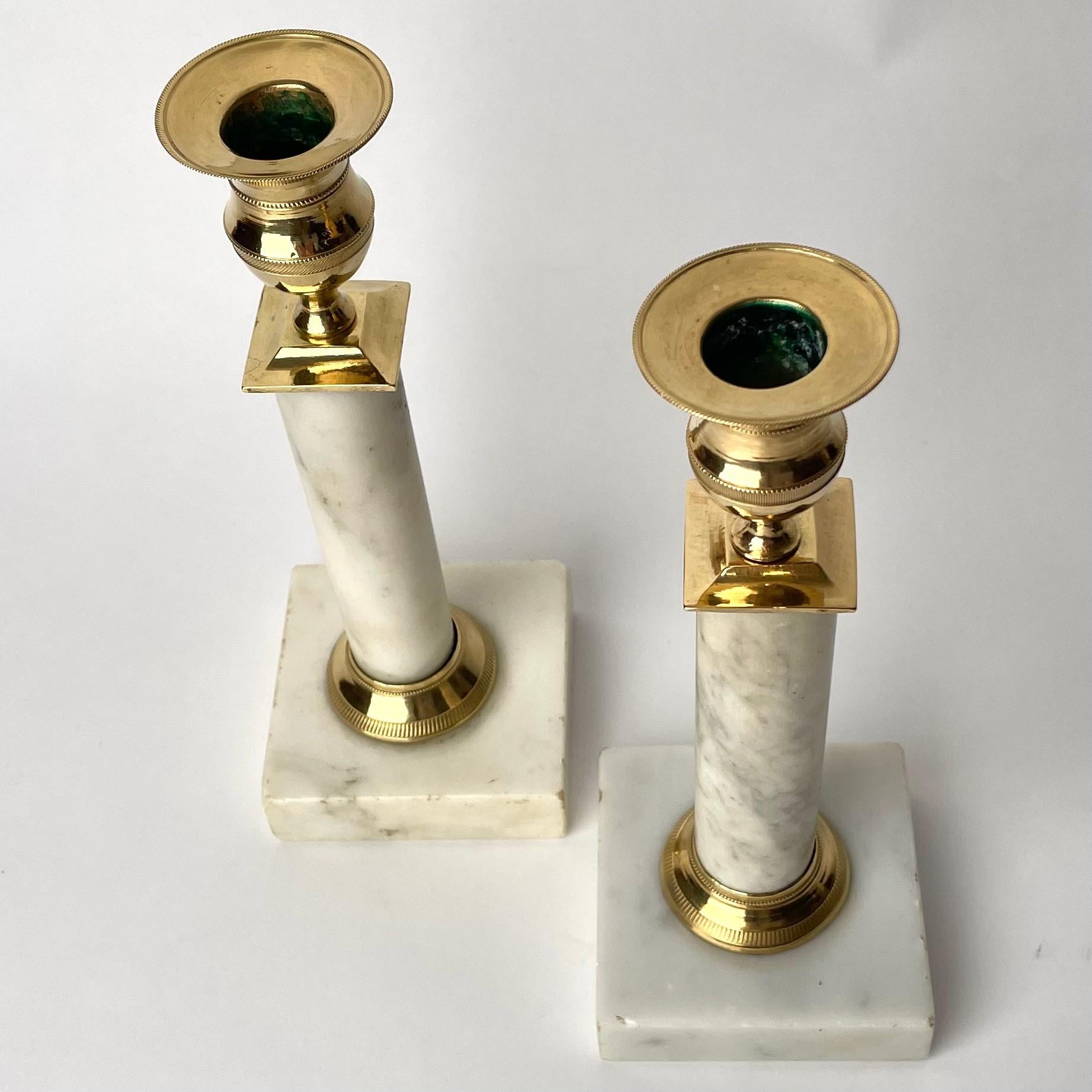Elegant pair of Gustavian Carrara marble and Gilt brass Candlesticks from 1790s In Good Condition For Sale In Knivsta, SE