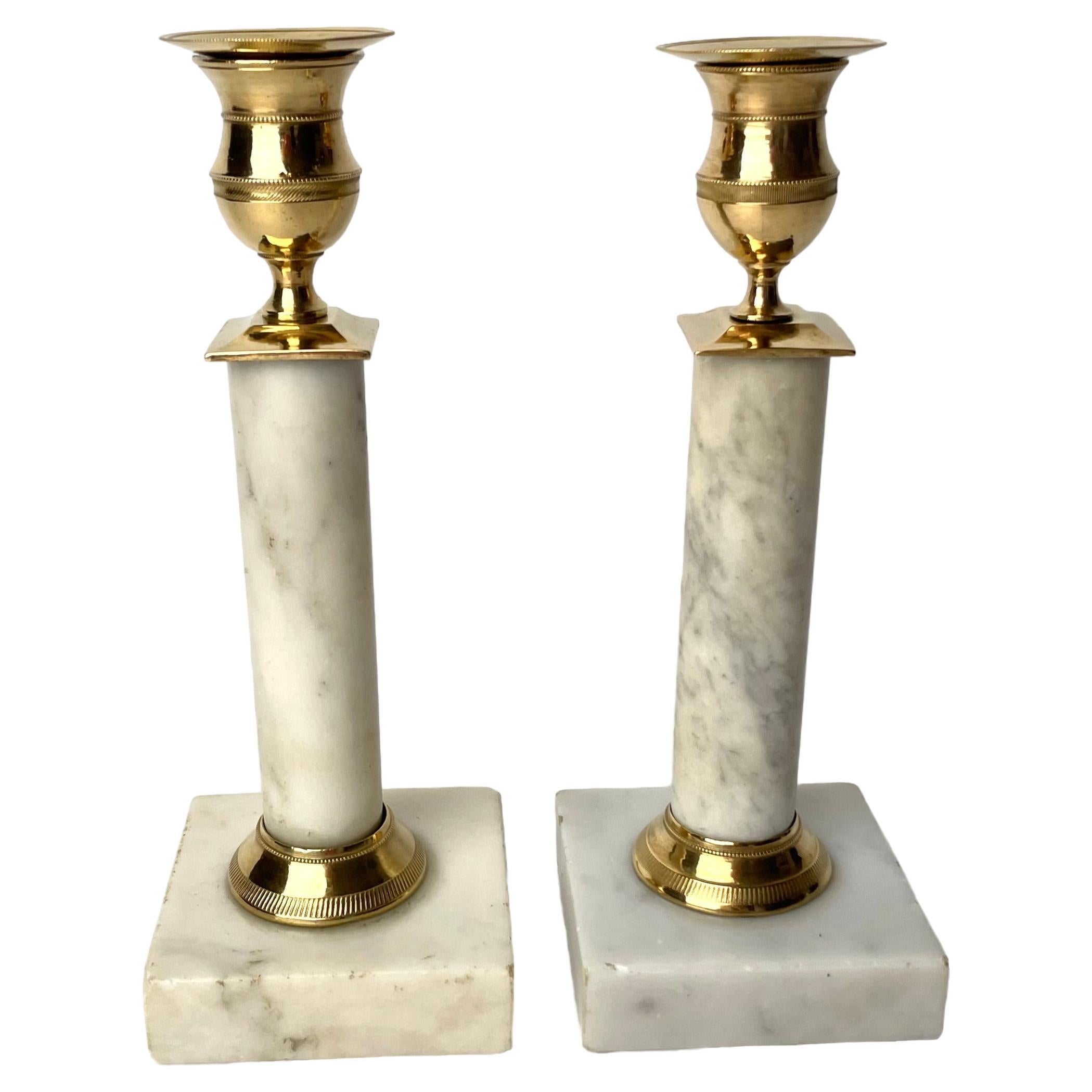 Élégante paire de chandeliers gustaviens en marbre de Carrare et laiton doré des années 1790