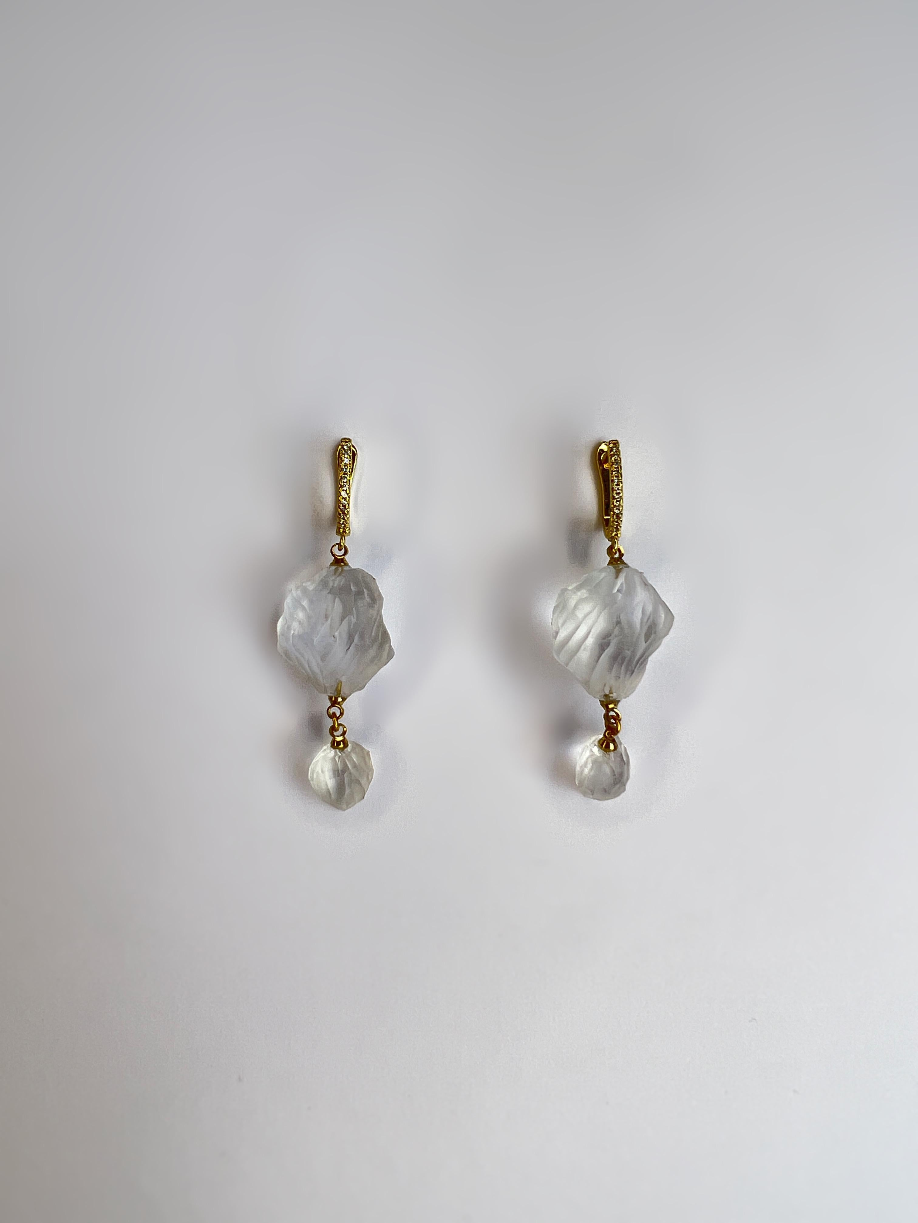 Te presentamos un impresionante par de pendientes de medio aro que combinan a la perfección lujo y sostenibilidad. Cada aro lleva incrustados deslumbrantes cristales de Swarovski, que añaden un toque de refinado brillo, mientras que una gruesa capa