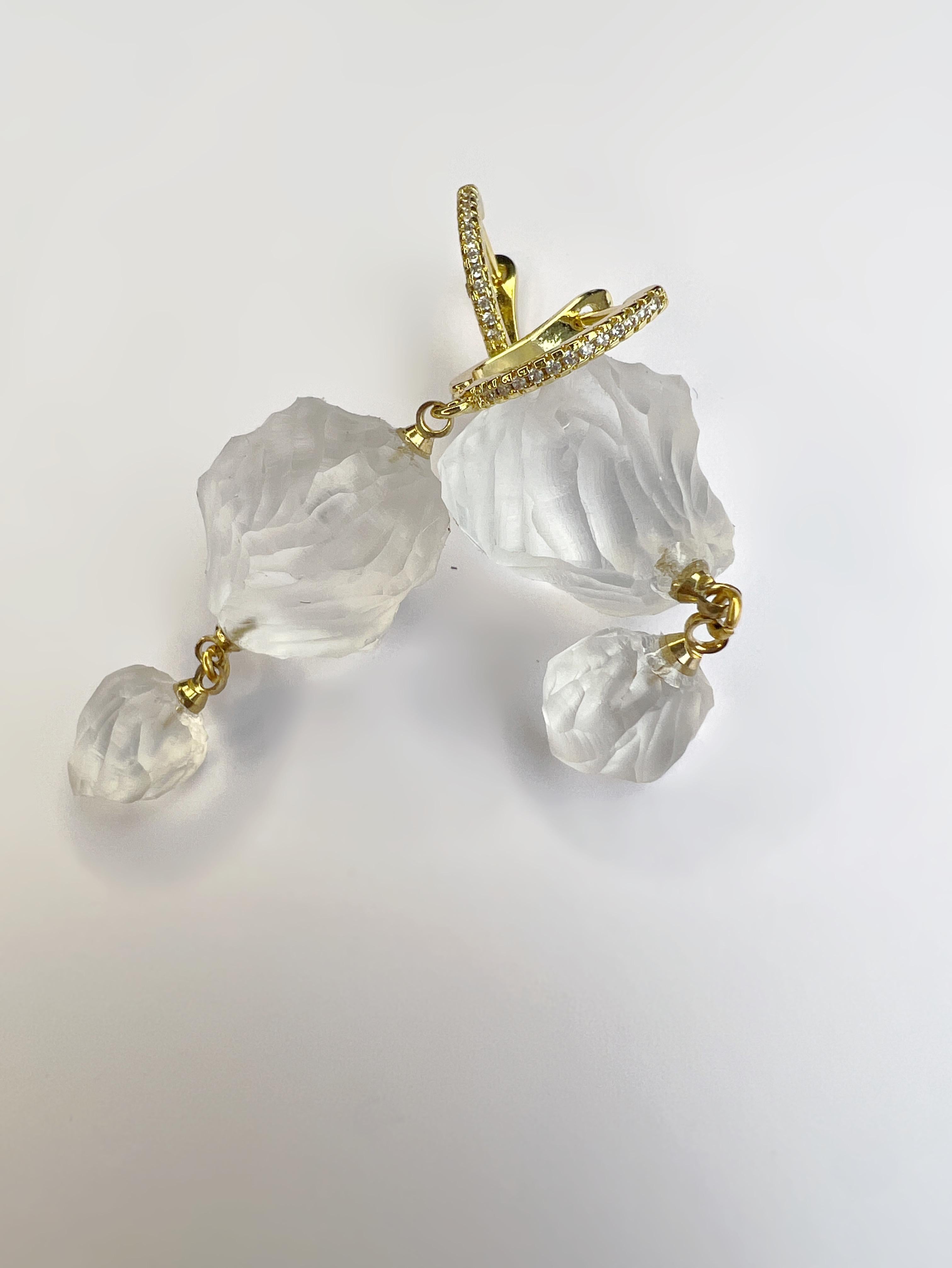 Elegante par de plástico reciclado y refinado tallado a mano con cristales de Swarovski Corte Briolette en venta