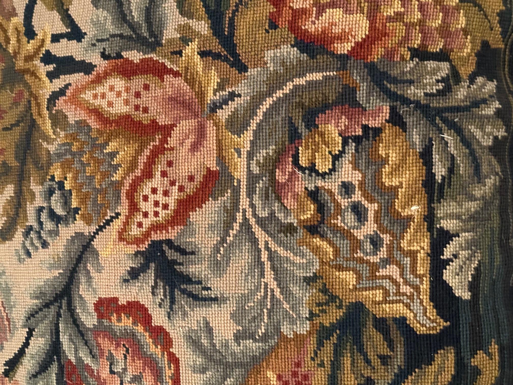 Elegantes Paar Hand Made Needlepoint Kissen mit Bakelit Knöpfen im Angebot 3