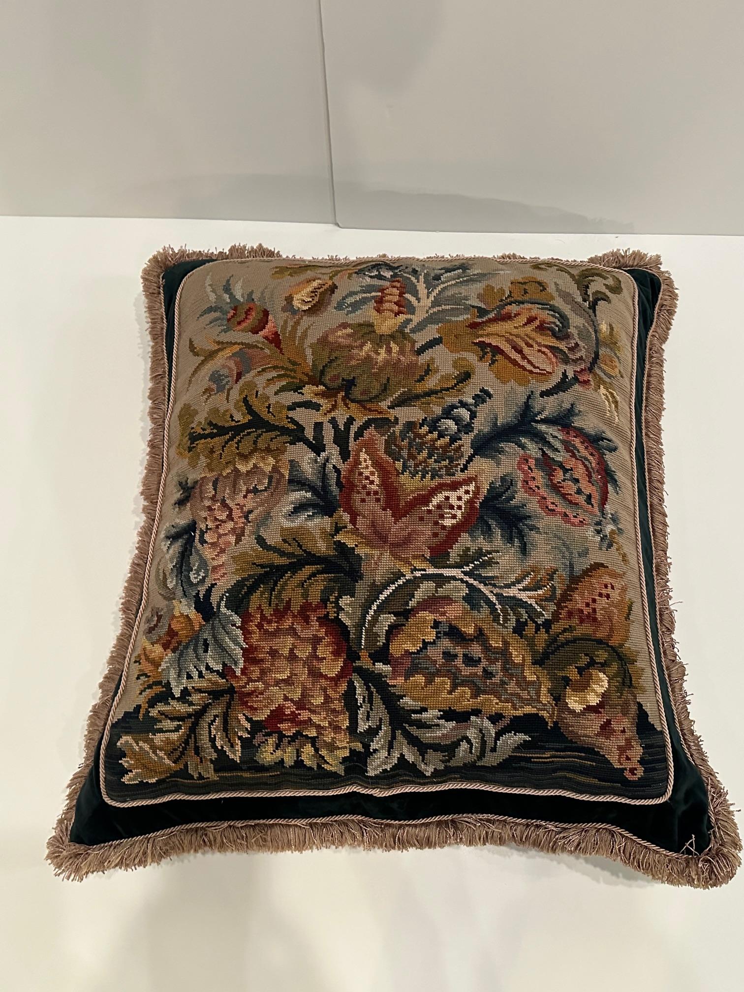 Elegantes Paar Hand Made Needlepoint Kissen mit Bakelit Knöpfen (amerikanisch) im Angebot