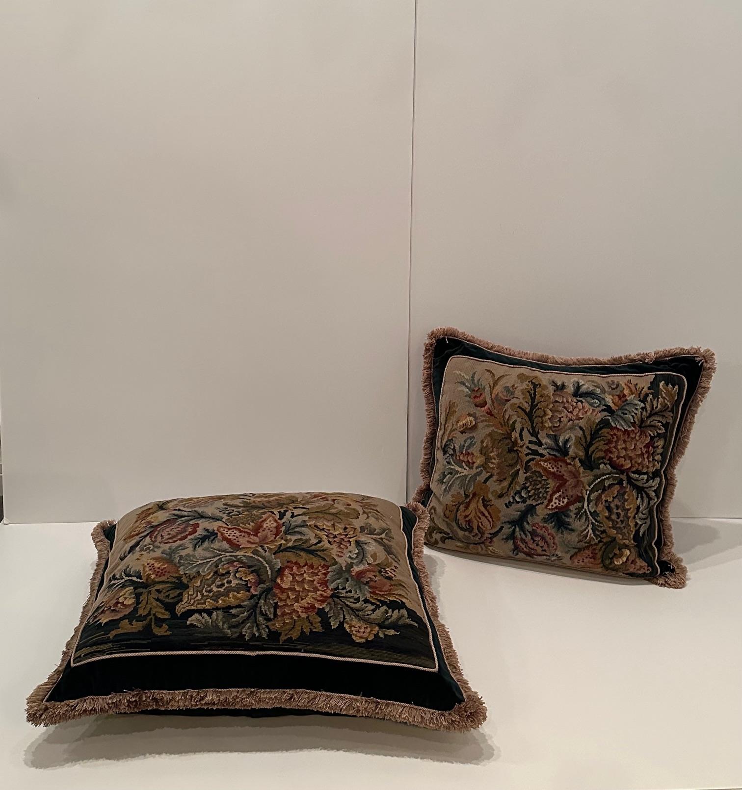 Elegantes Paar Hand Made Needlepoint Kissen mit Bakelit Knöpfen (Gobelinstrickerei) im Angebot
