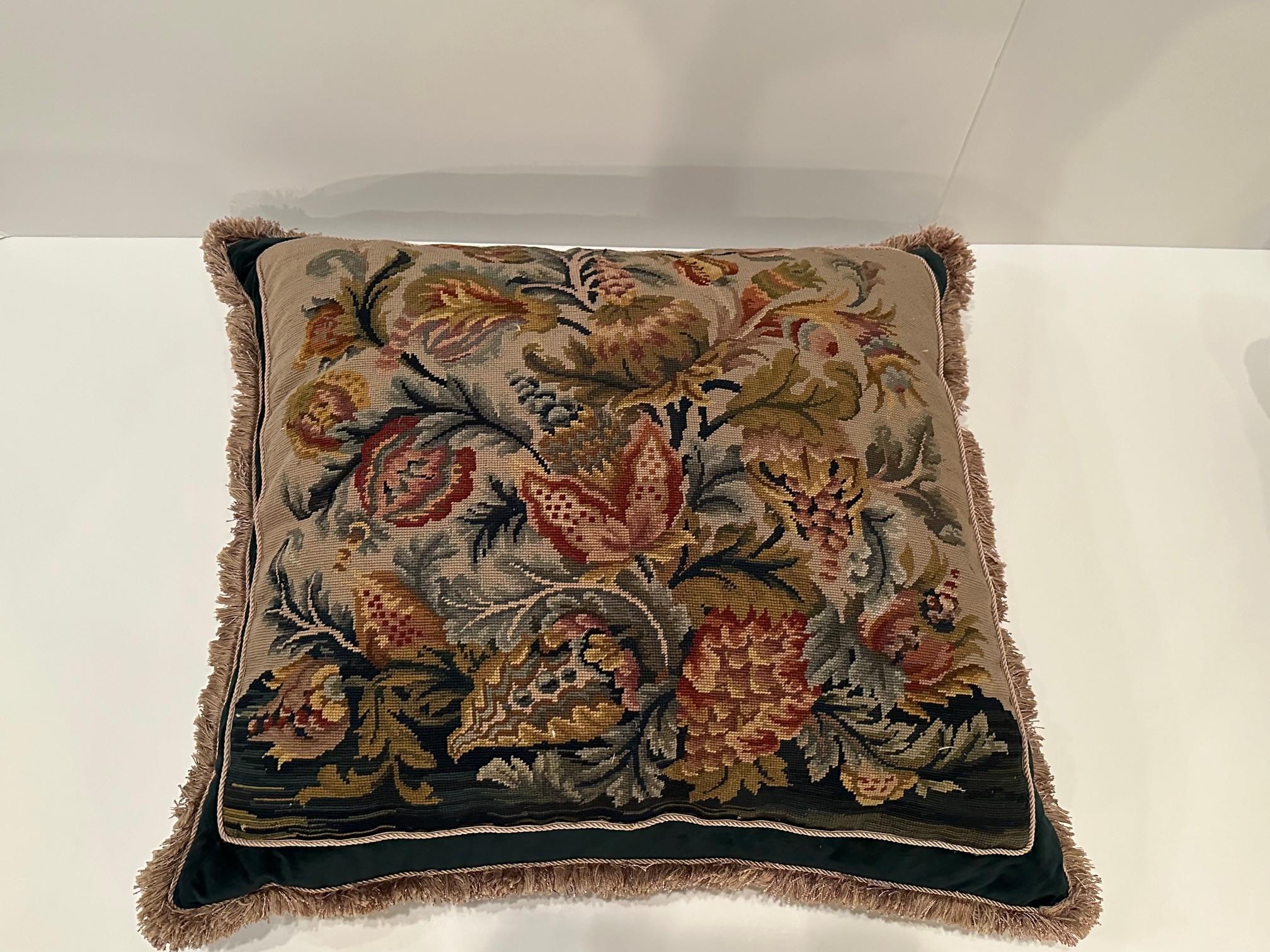 Elegantes Paar Hand Made Needlepoint Kissen mit Bakelit Knöpfen im Angebot 1