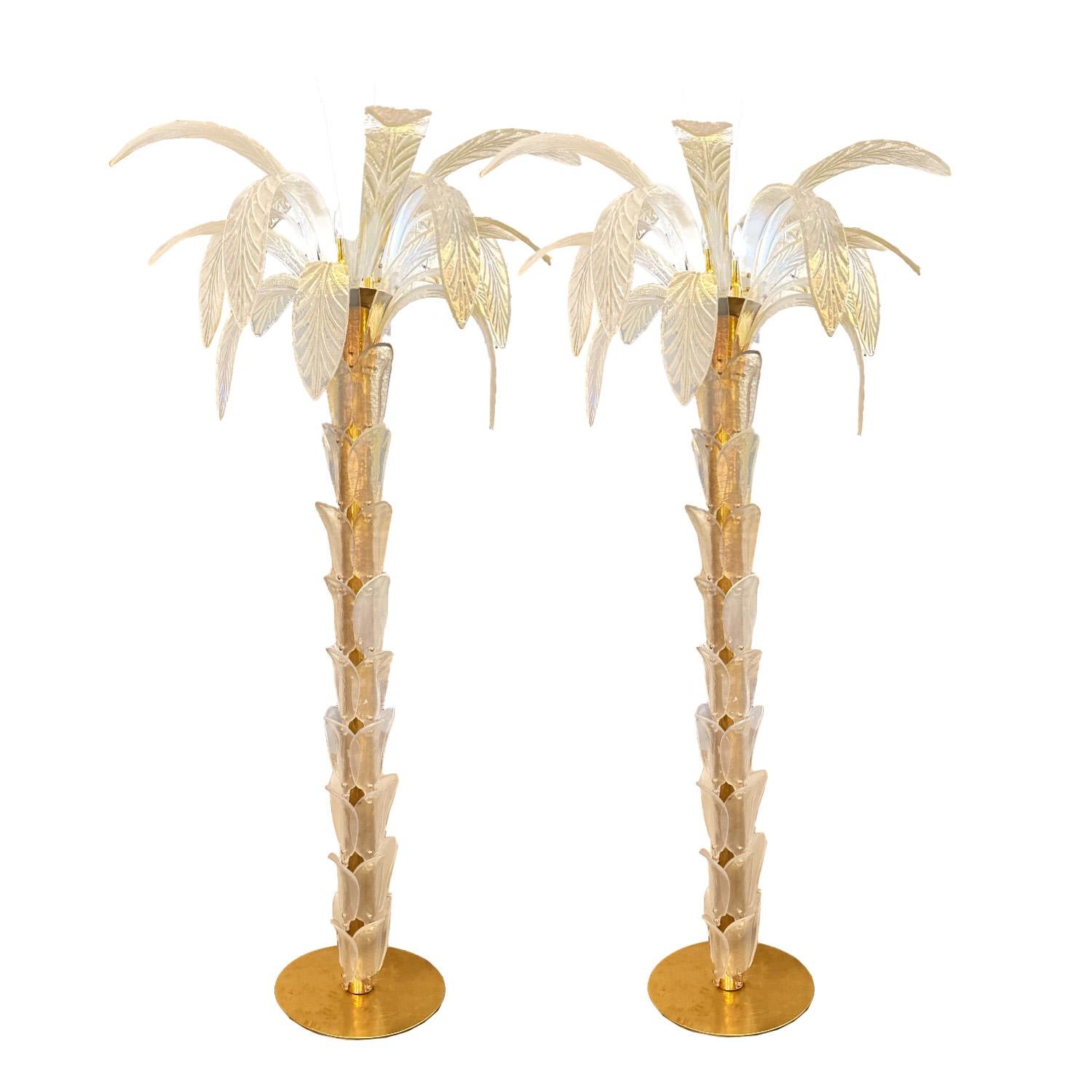 Torchères Date Palm en verre de Murano irisé et en laiton poli, fabriquées à la main. D'un design populaire du milieu du siècle, ces lampes figuratives ont des 