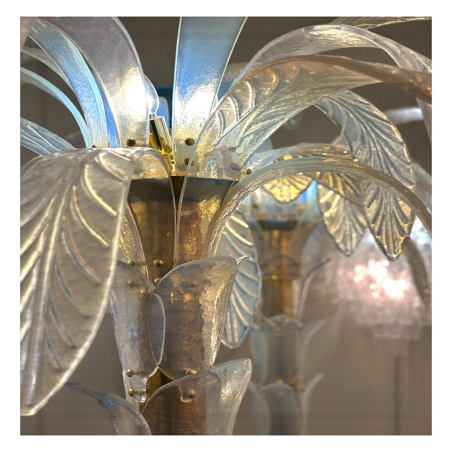Mid-Century Modern Élégante paire de torchères de palmier en verre de Murano irisé et laiton en vente