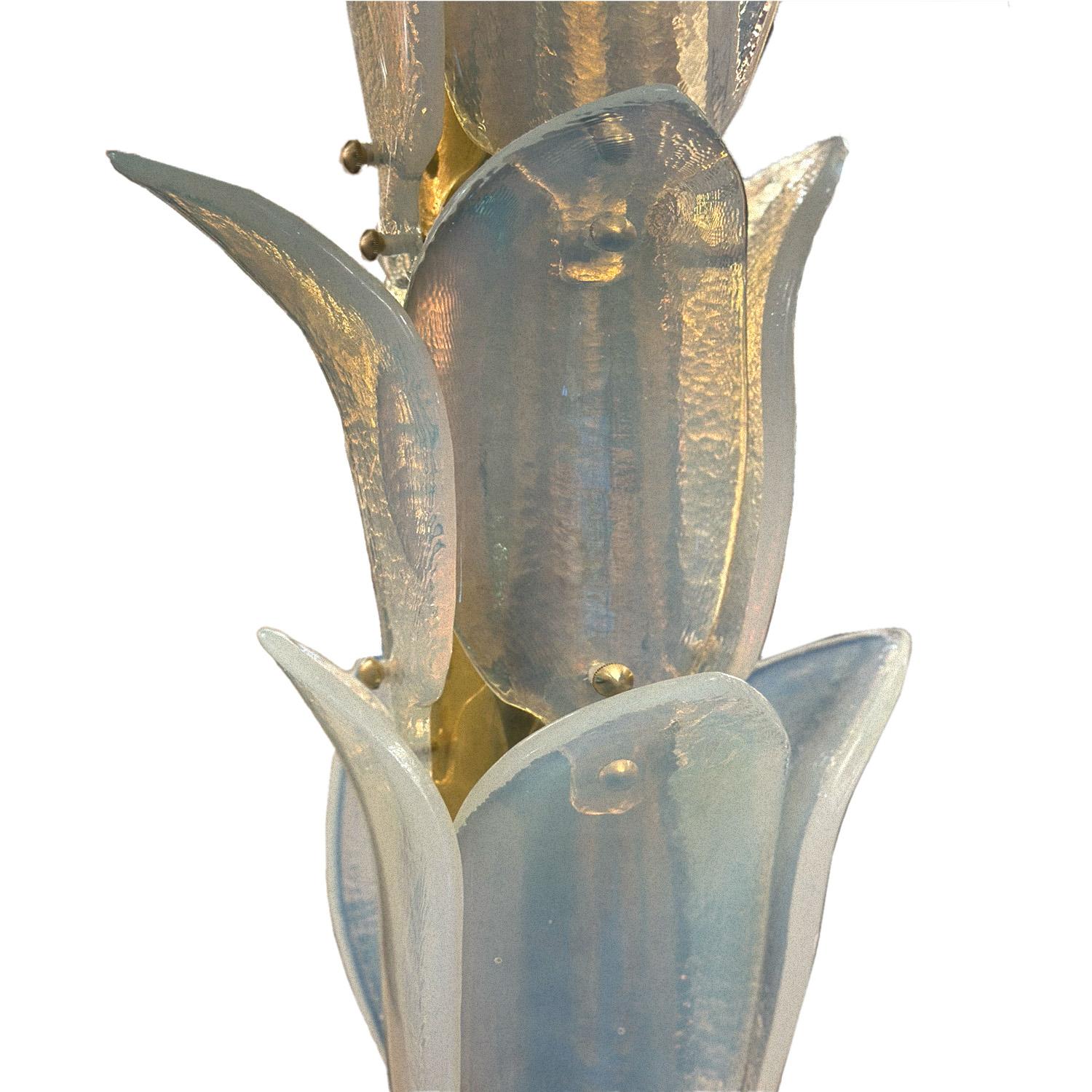 Fait main Élégante paire de torchères de palmier en verre de Murano irisé et laiton en vente