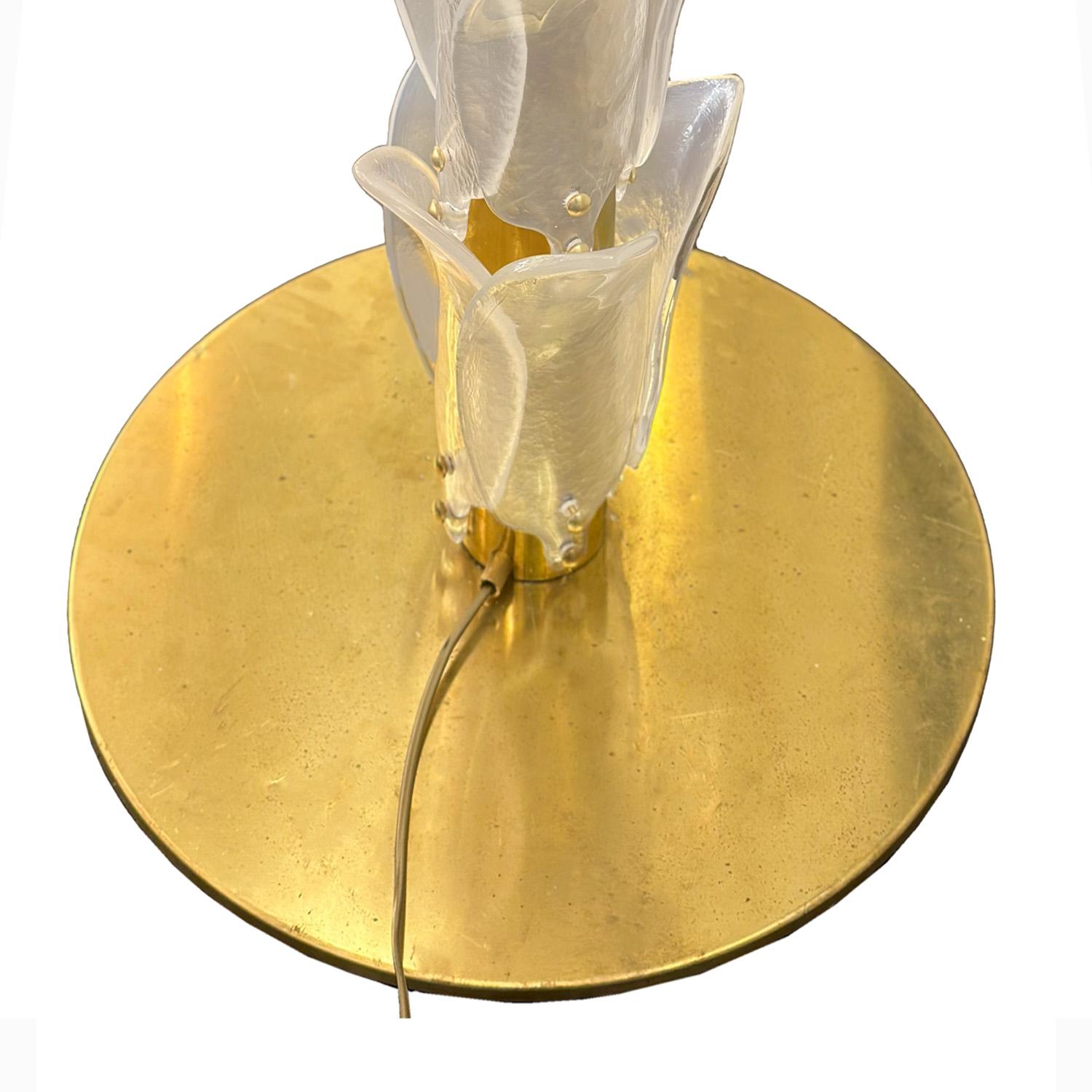 Élégante paire de torchères de palmier en verre de Murano irisé et laiton Neuf - En vente à New York, NY