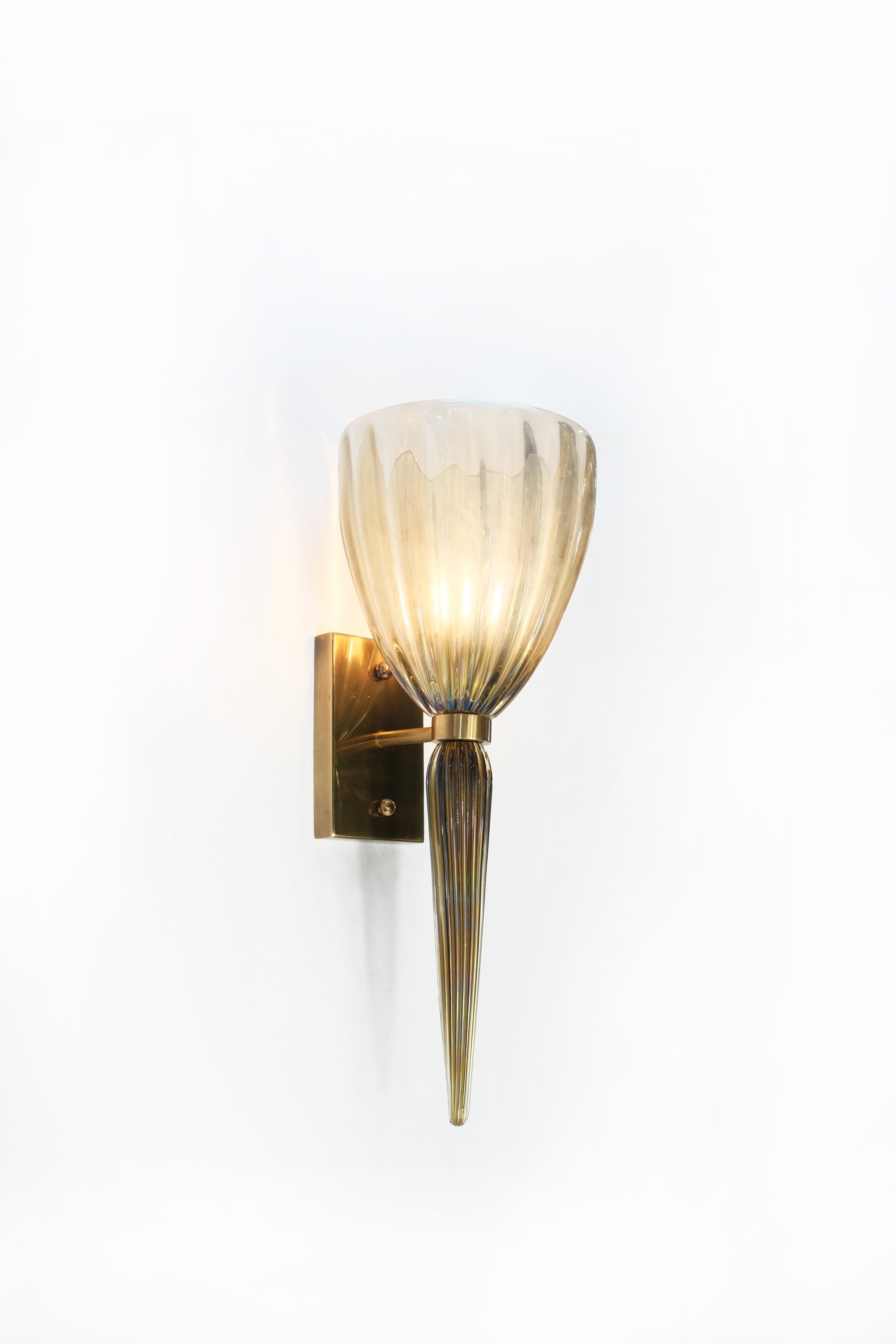 Elegante pareja de apliques italianos de cristal de Murano color ámbar y latón cepillado, años 70 Italiano en venta
