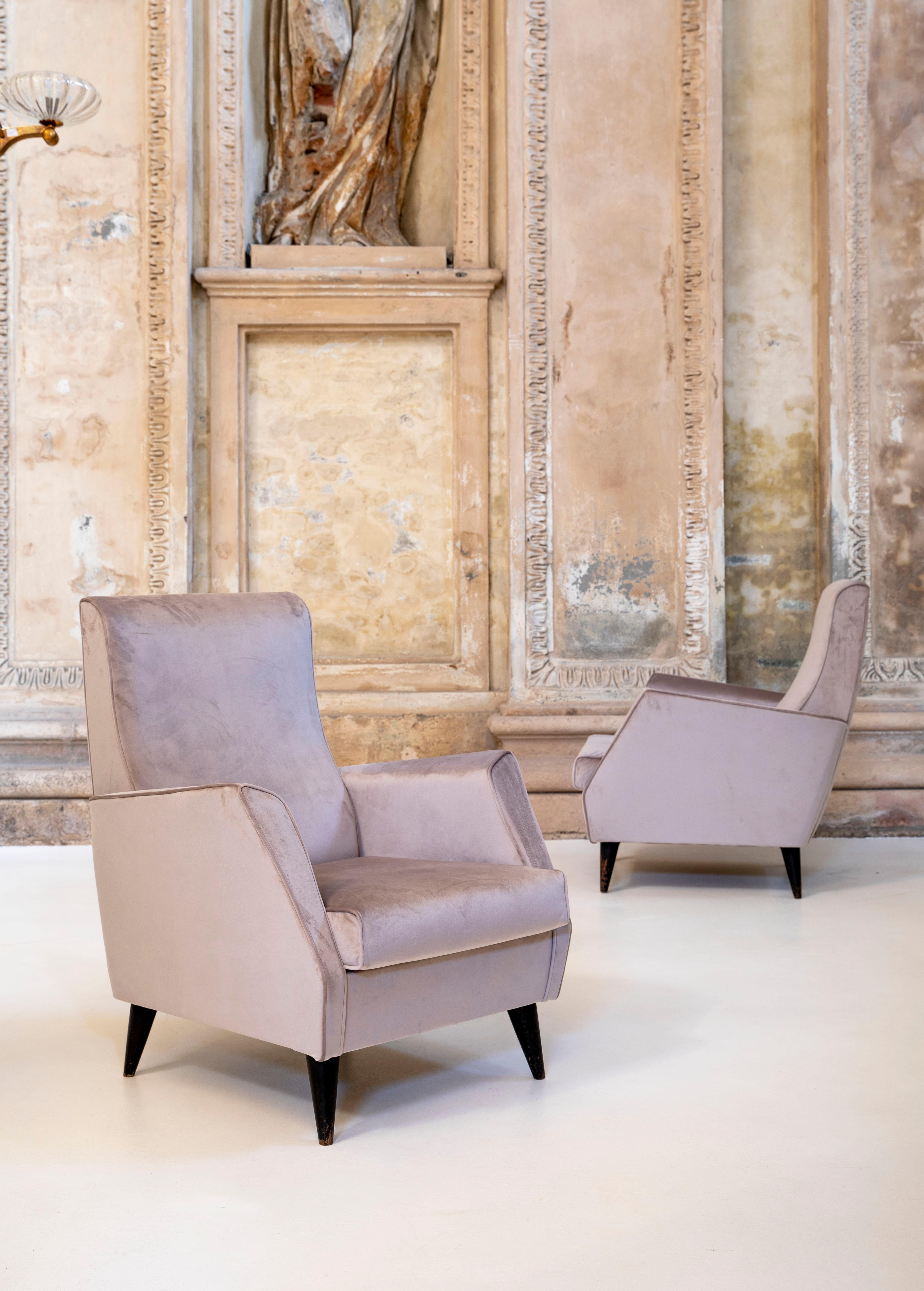 Mid-Century Modern Elegant Pair of Italian Armchairs For Sale