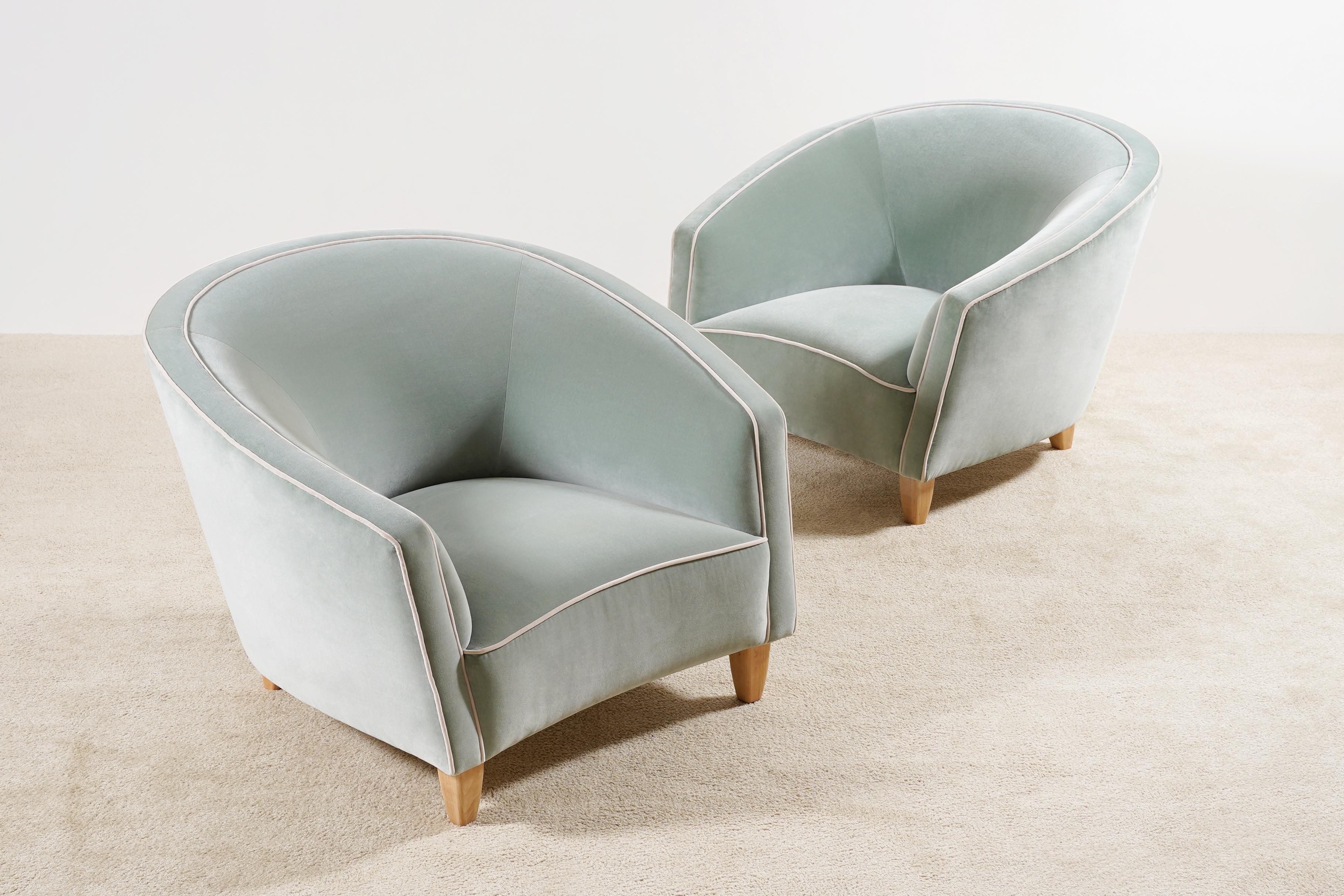 20ième siècle Élégante paire de fauteuils italiens Velours neuf Tapisserie d'ameublement. 1950s en vente