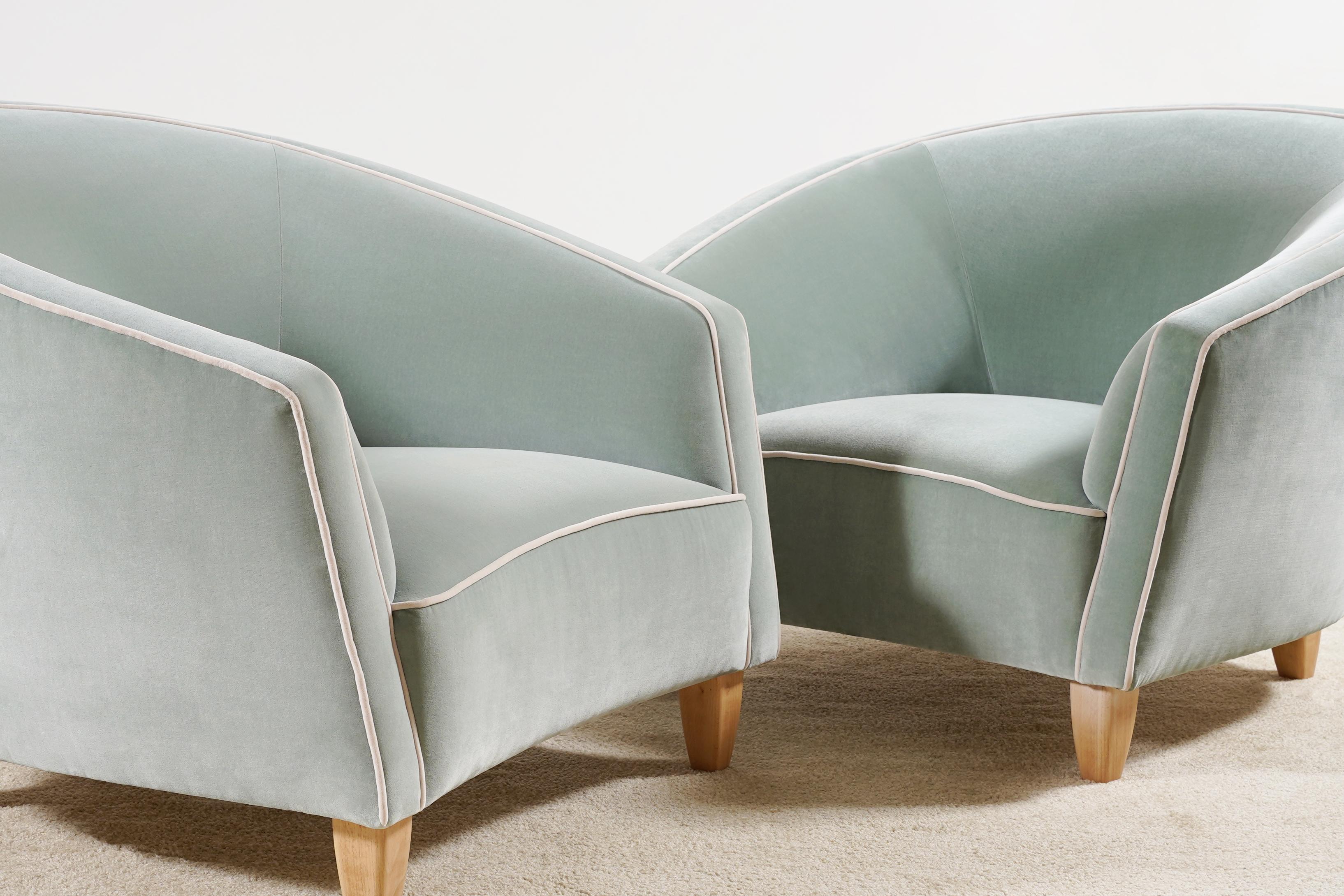 Tissu Élégante paire de fauteuils italiens Velours neuf Tapisserie d'ameublement. 1950s en vente