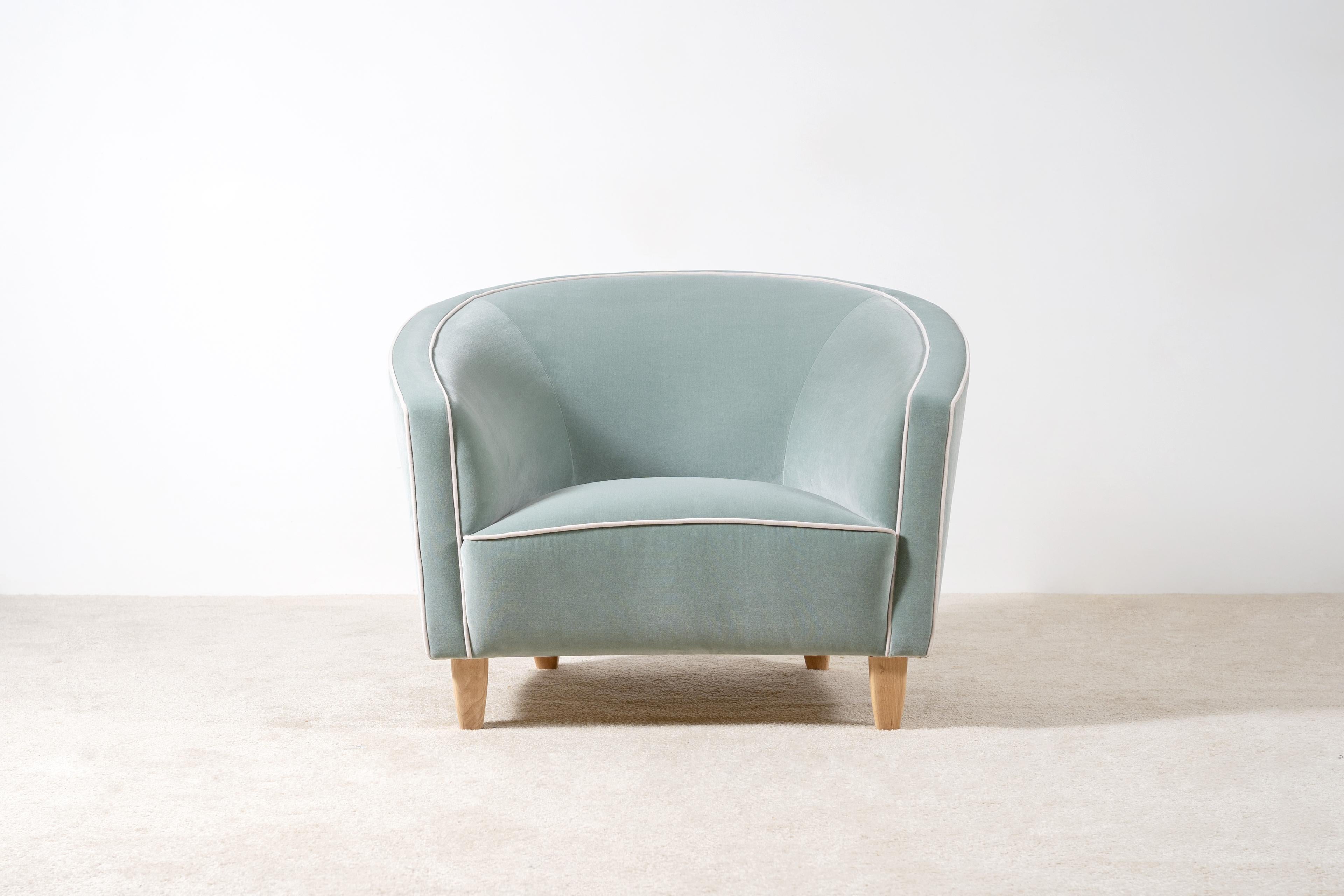 Elegant Pair of Italian Armchairs. New Velvet Upholstery. 1950s For Sale 3