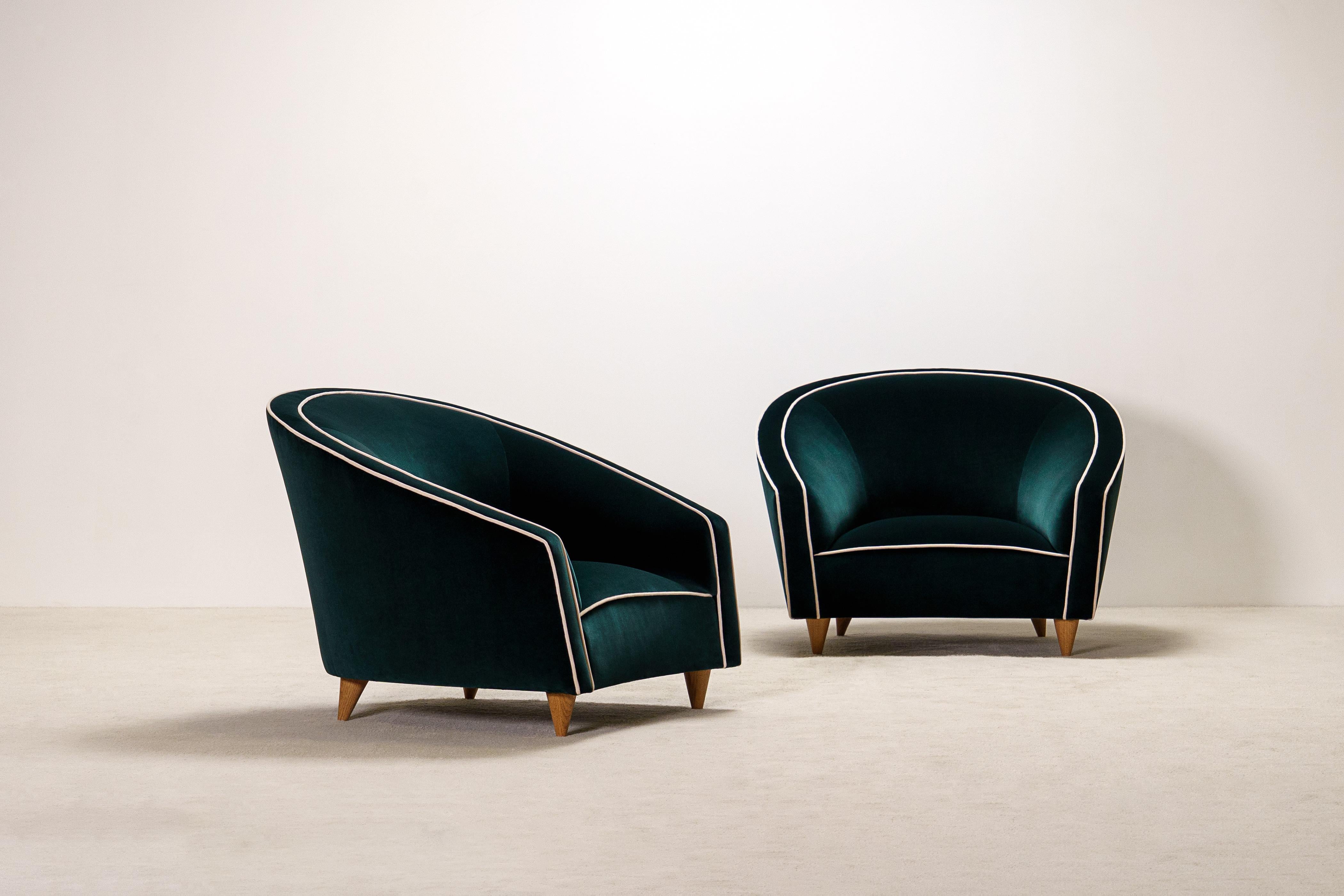 Elegante coppia di poltrone italiane. Circa 1950/60.
Seduta morbida e confortevole. Piedi cerati in Oak Light.
Condizioni perfette.

La coppia è stata recentemente rivestita in modo tradizionale dai migliori artigiani francesi, abbiamo utilizzato un