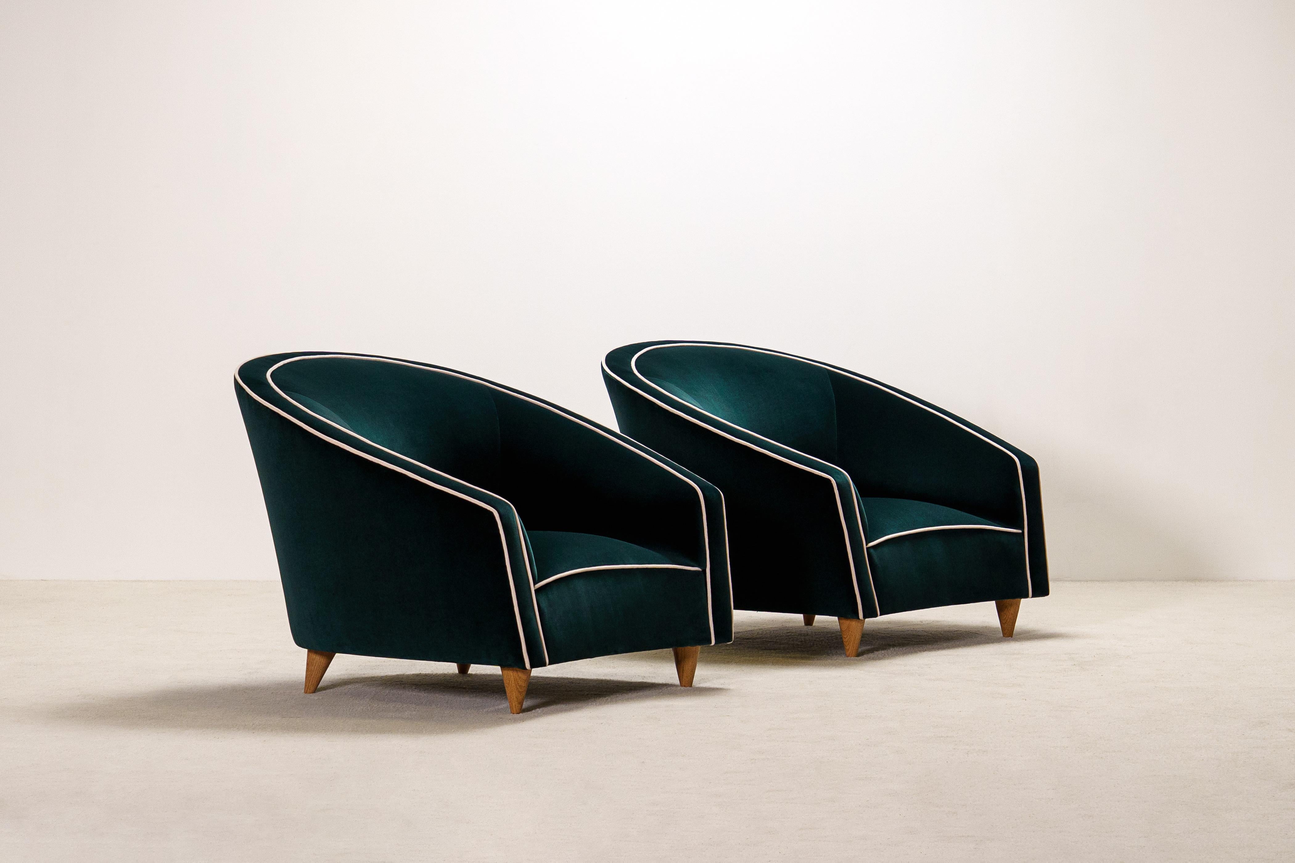 Mid-Century moderno Elegante coppia di poltrone italiane. New Velvet Rivestimento. in vendita
