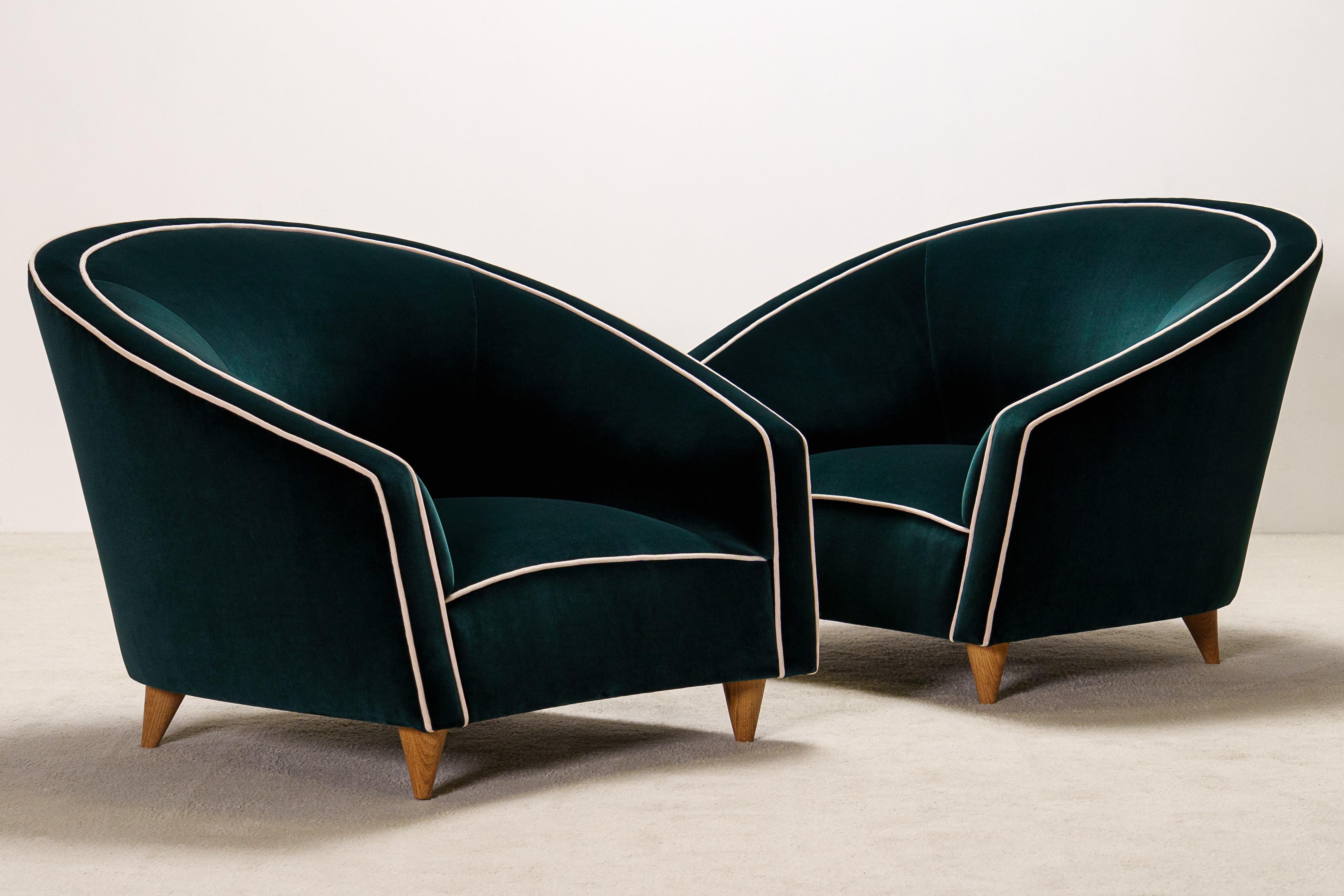 Tessuto Elegante coppia di poltrone italiane. New Velvet Rivestimento. in vendita