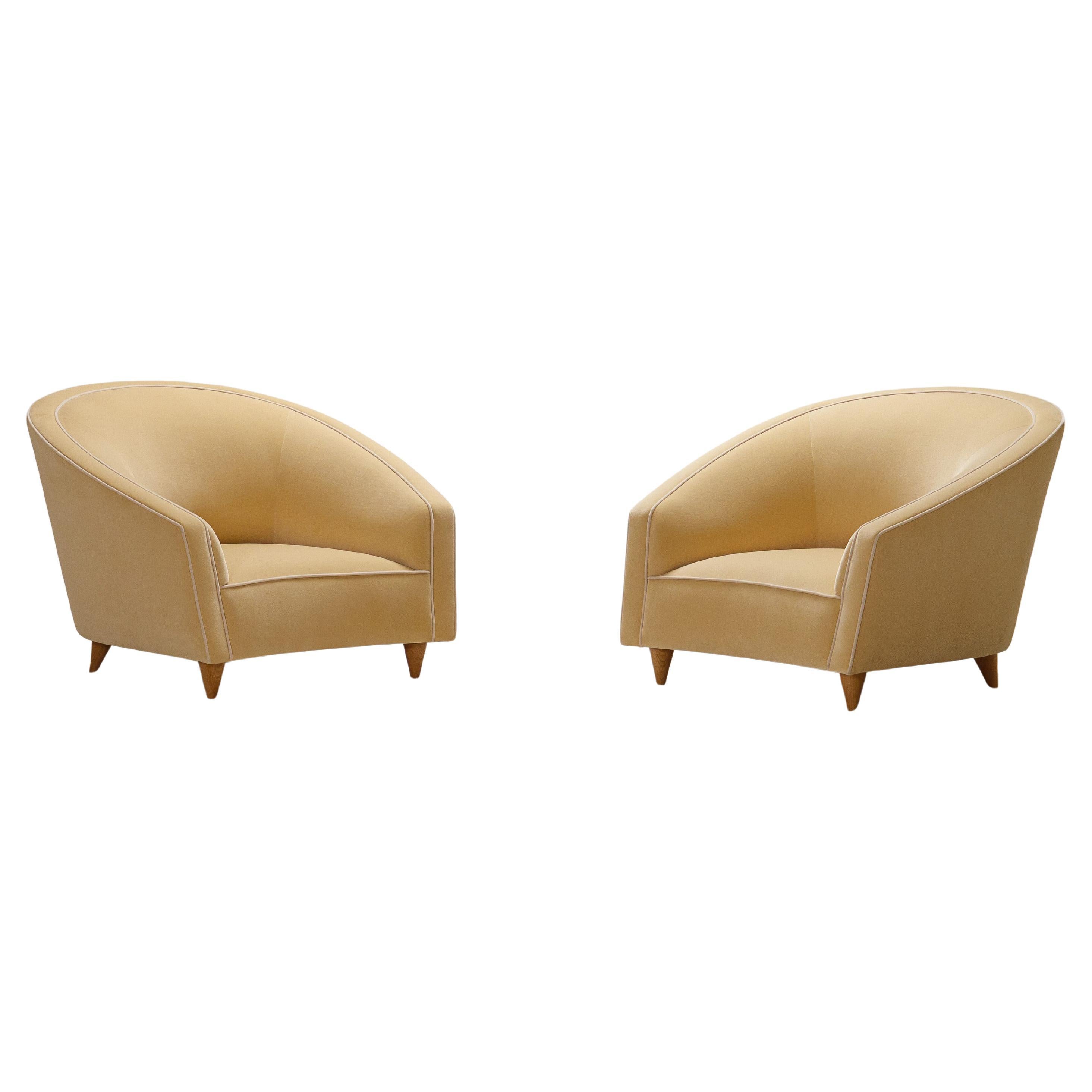 Elegant Pair of Italian Armchairs. New Velvet Upholstery. in vendita