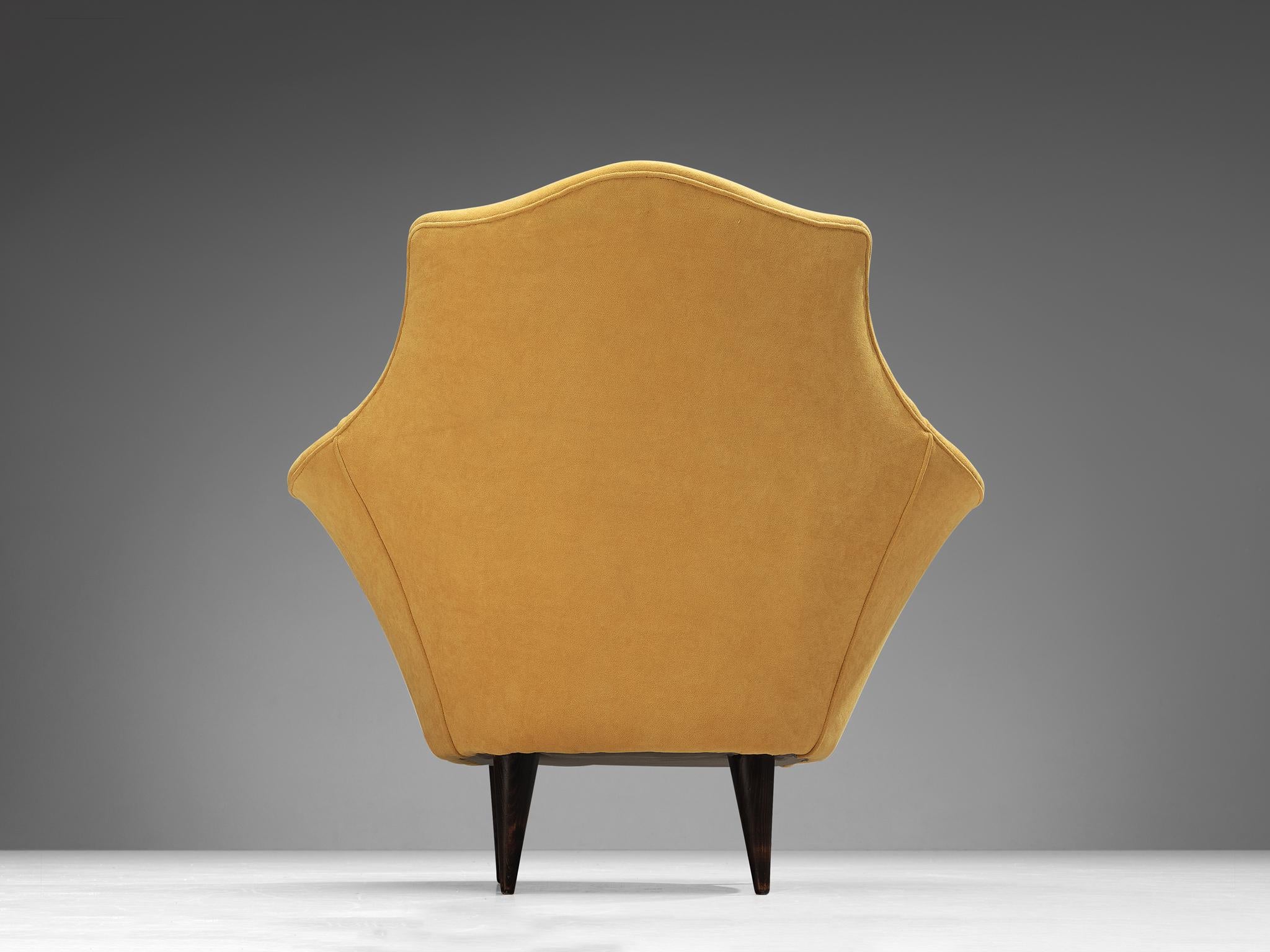 Elegantes Paar italienische Loungesessel aus gelbem Samt und Eschenholz (Moderne der Mitte des Jahrhunderts) im Angebot