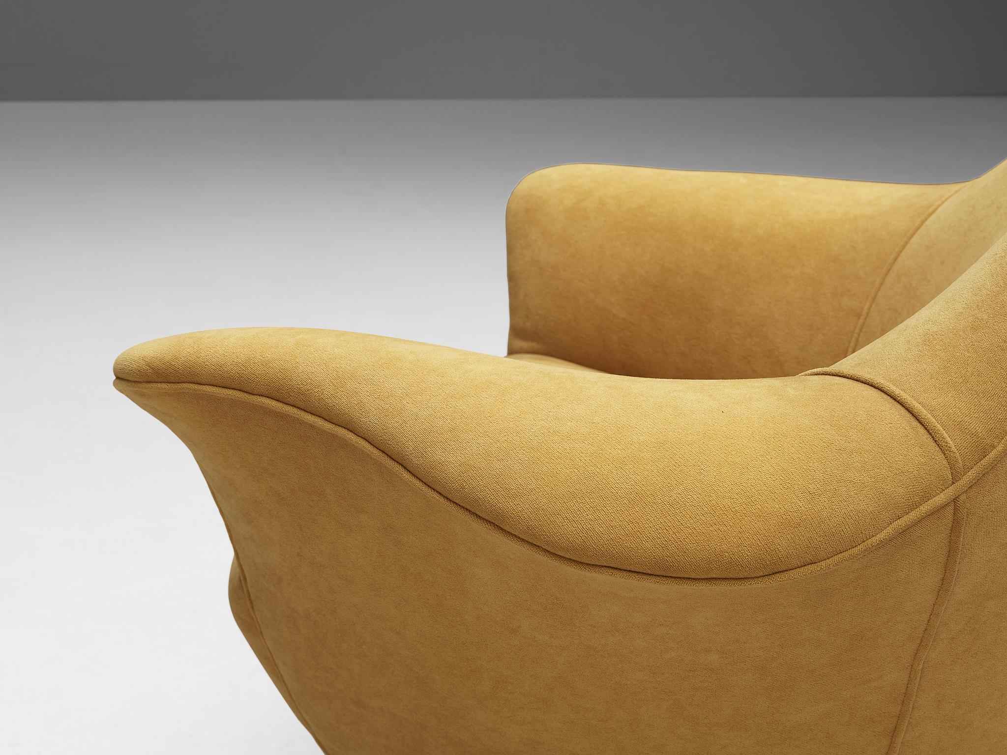 Elegantes Paar italienische Loungesessel aus gelbem Samt und Eschenholz im Angebot 1