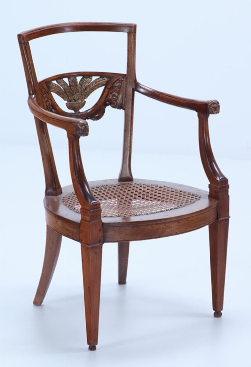 Elegante pareja de sillones italianos de nogal y dorado C 1820. Los armazones tienen asientos de caña y respaldos tallados con plumas doradas. Los brazos tienen máscaras talladas. Uno de los dos pares disponibles