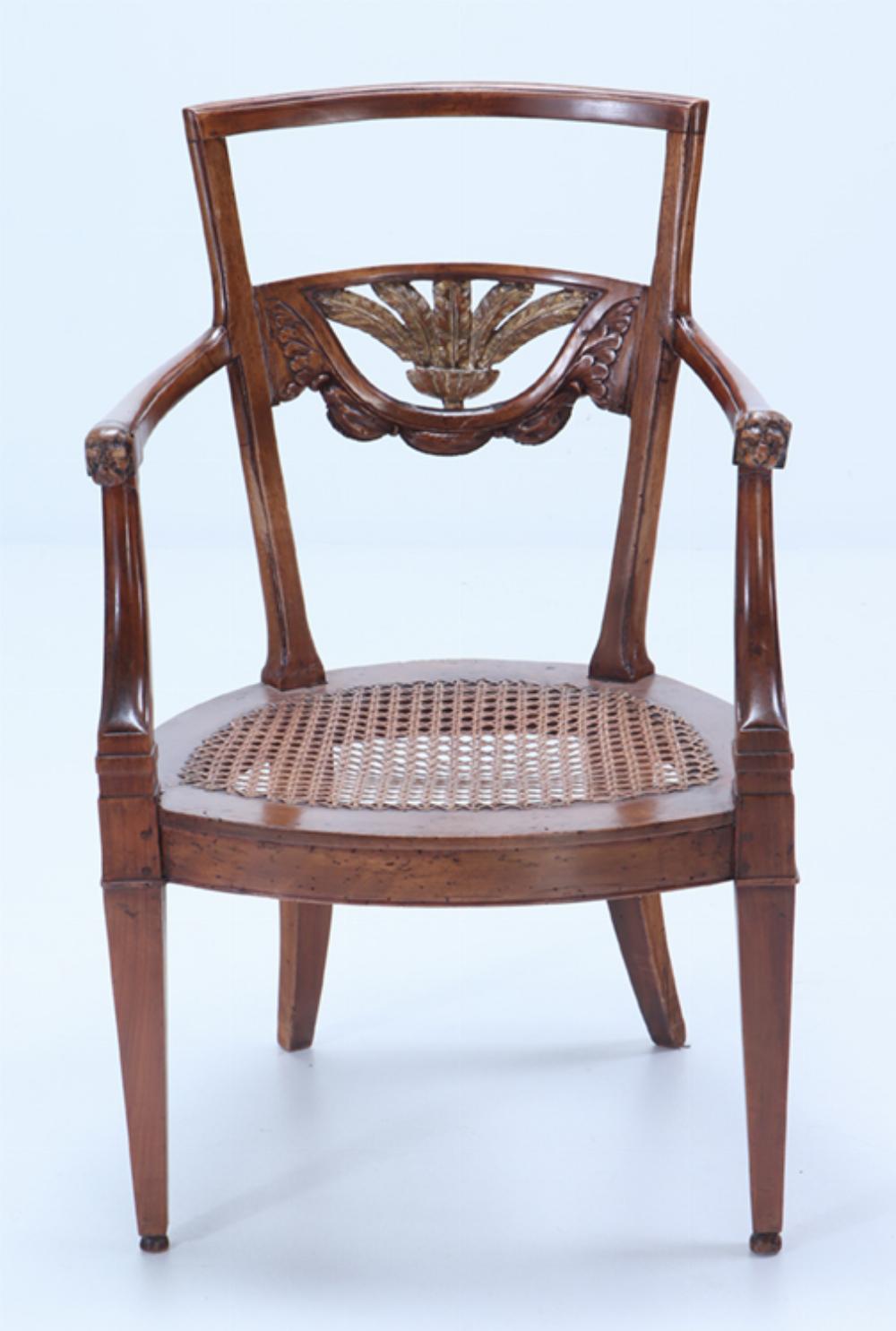 Elegante pareja de sillones italianos de nogal y dorado de hacia 1820. Provincial francés en venta