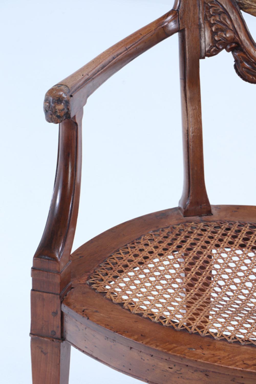 Elegante pareja de sillones italianos de nogal y dorado de hacia 1820. Francés en venta