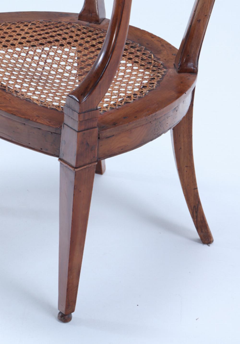 Elegante pareja de sillones italianos de nogal y dorado de hacia 1820. Tallado en venta