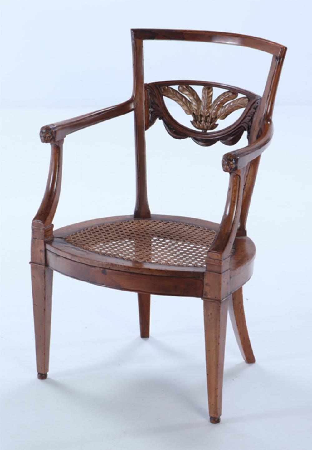 Elegante pareja de sillones italianos de nogal y dorado de hacia 1820. en Bueno estado para la venta en Philadelphia, PA