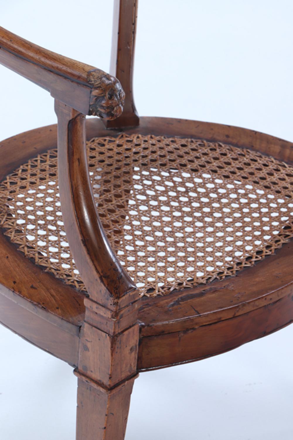 Elegante pareja de sillones italianos de nogal y dorado de hacia 1820. principios del siglo XIX en venta
