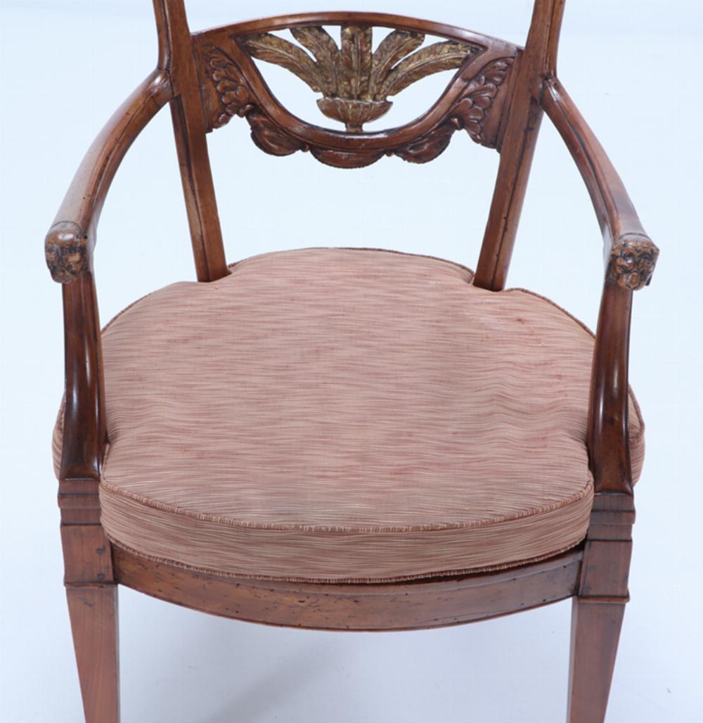 Elegante pareja de sillones italianos de nogal y dorado de hacia 1820. Nogal en venta