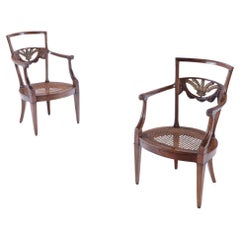 Elegante coppia di poltrone italiane in noce e dorate del 1820 circa.