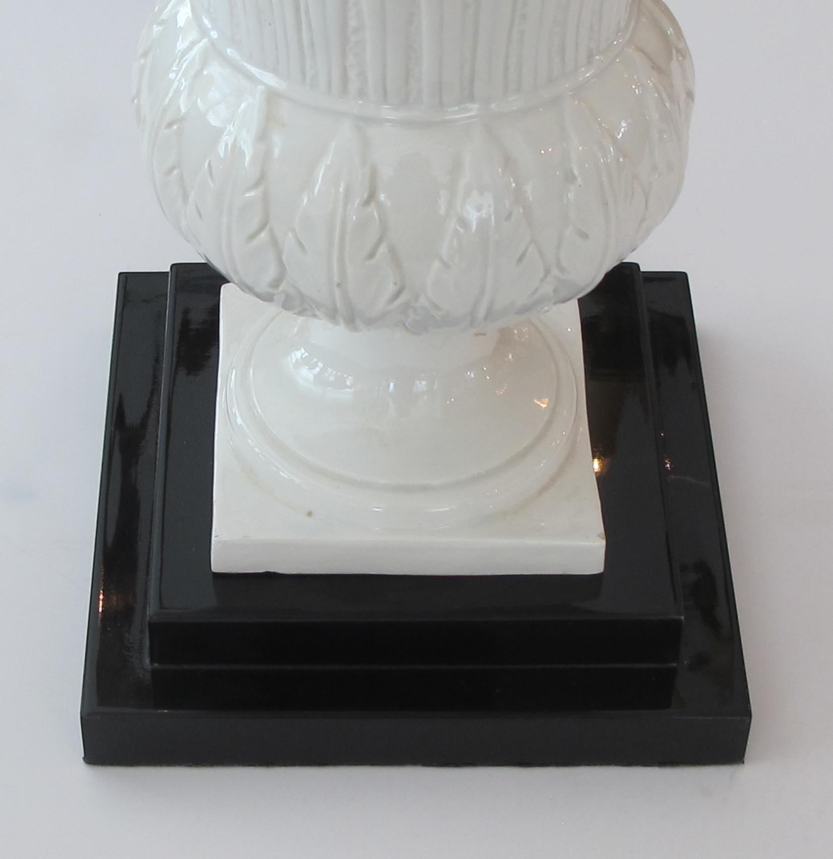 Hollywood Regency Elegant Pair of Italian White-Glazed Basket-Weave Urn-Form Lamps For Sale