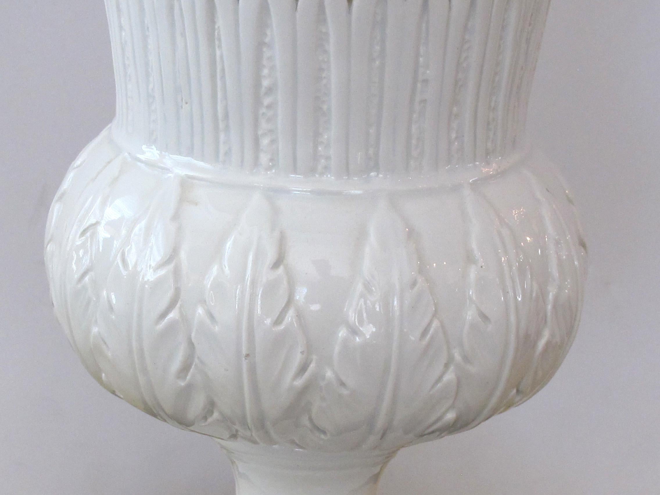 Elegant Pair of Italian White-Glazed Basket-Weave Urn-Form Lamps For Sale 1
