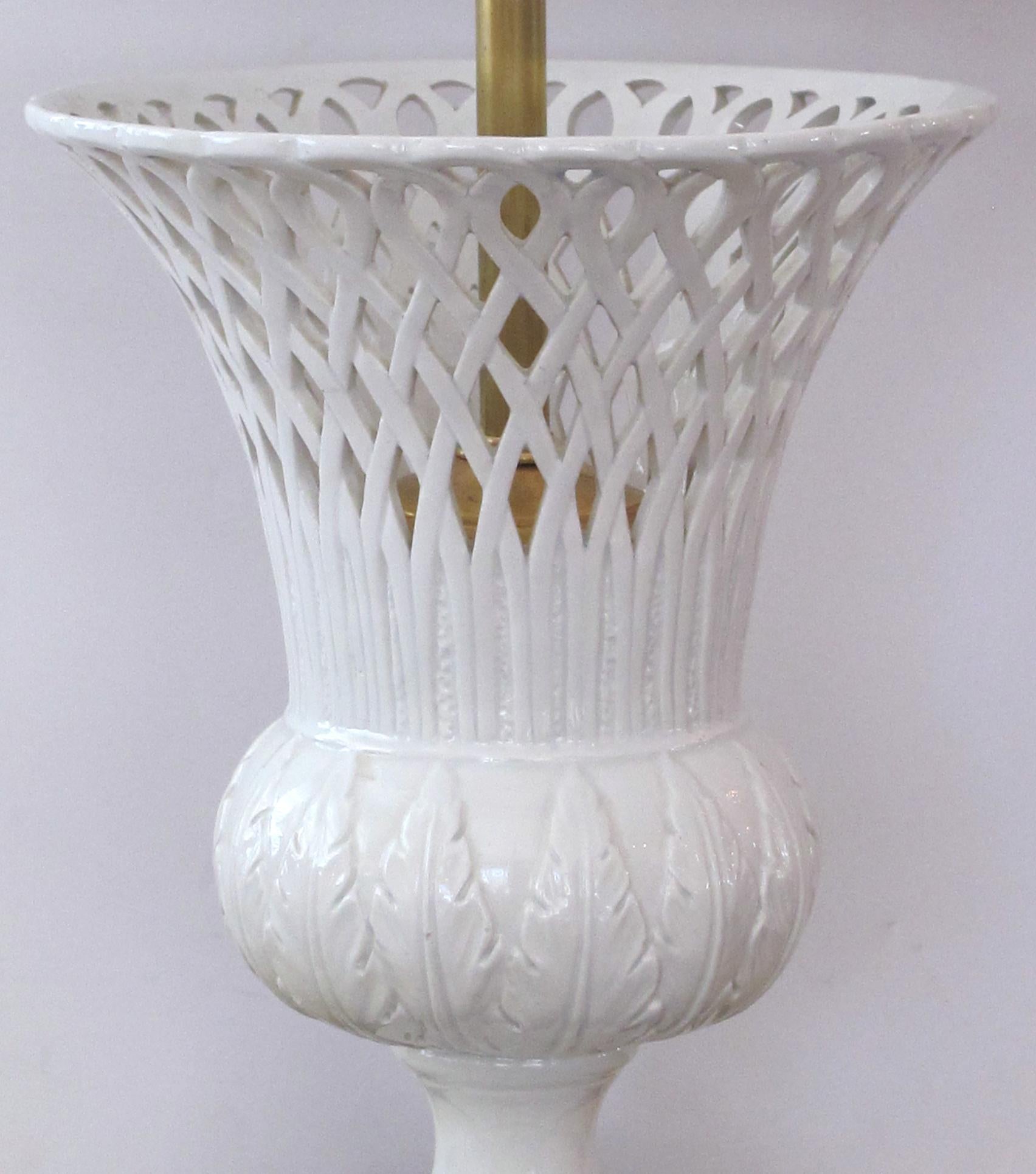Elegant Pair of Italian White-Glazed Basket-Weave Urn-Form Lamps For Sale 2