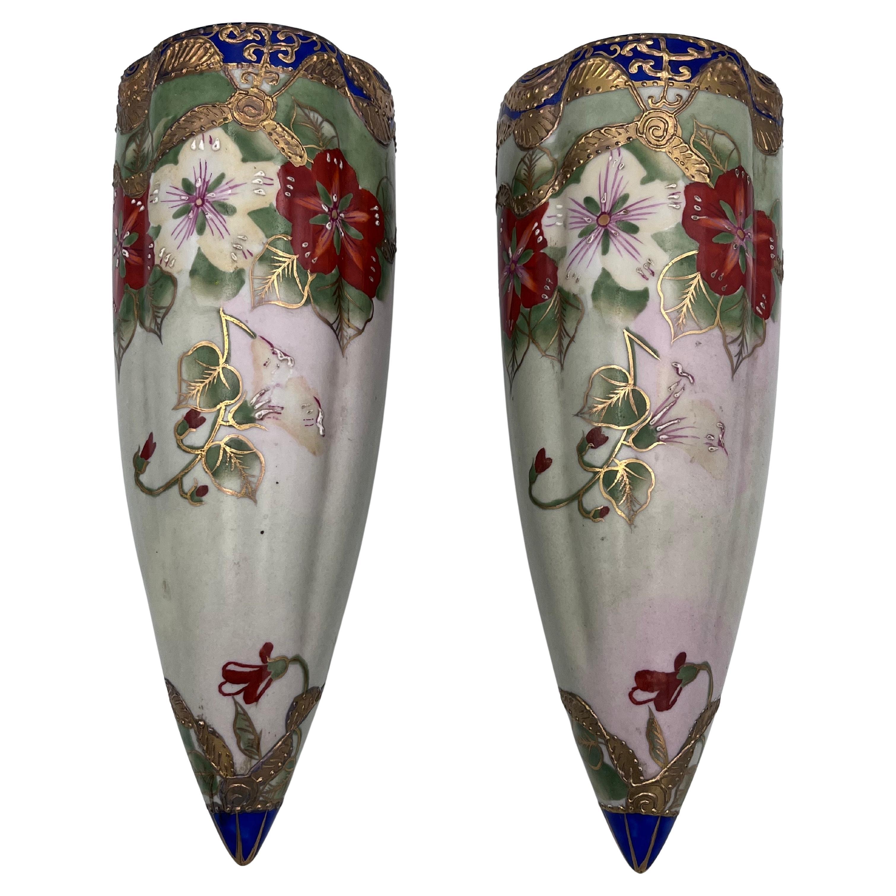 Elegantes Paar japanischer handgemalter floraler Porzellantaschen 1910- 1920 im Angebot