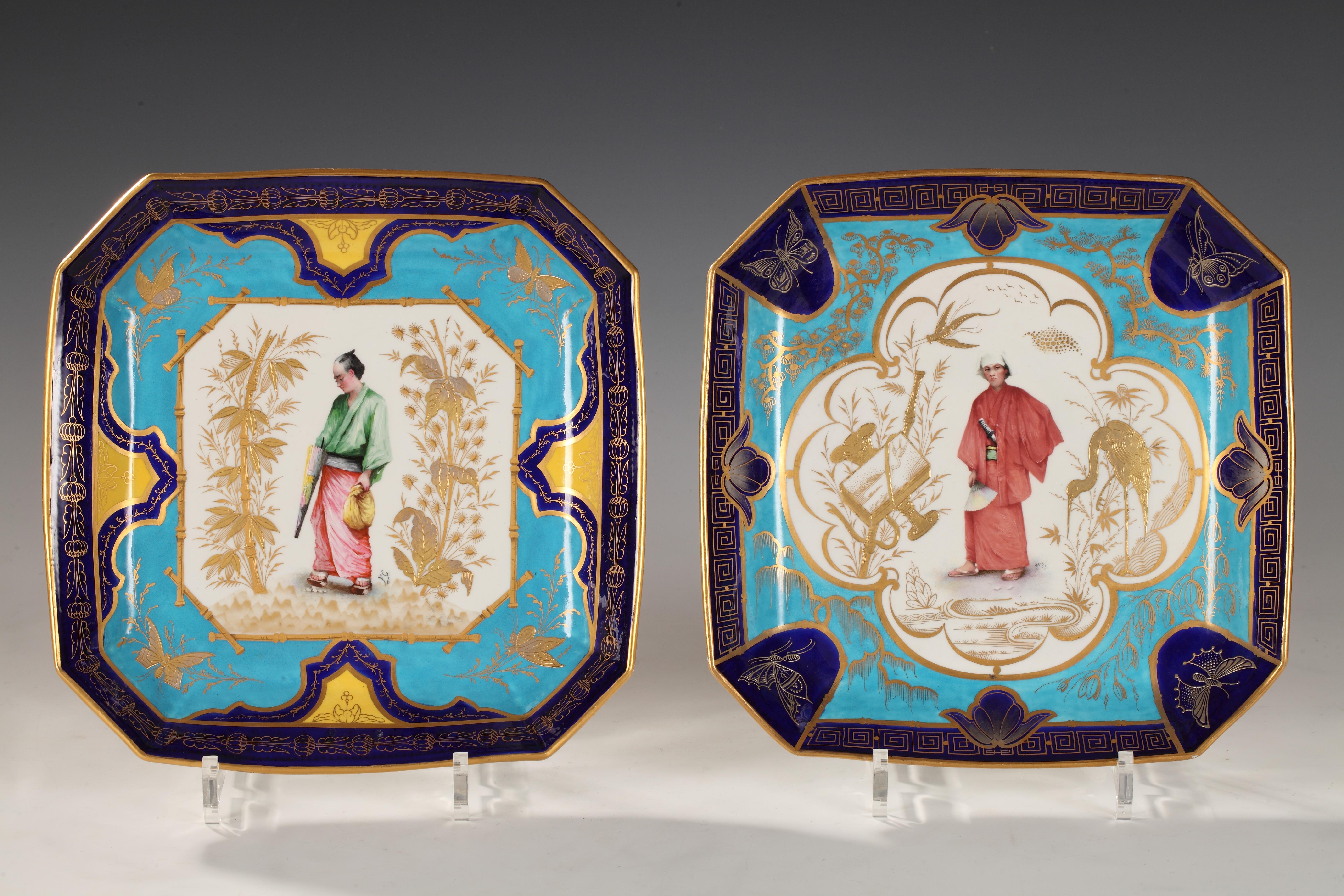 Paire de plats en porcelaine tendre du XVIIIe siècle finement décorés au XIXe siècle de médaillons représentant des personnages de théâtre japonais vêtus de costumes traditionnels, bel ornement en relief doré sur fond polychrome.

Ces plats sont à