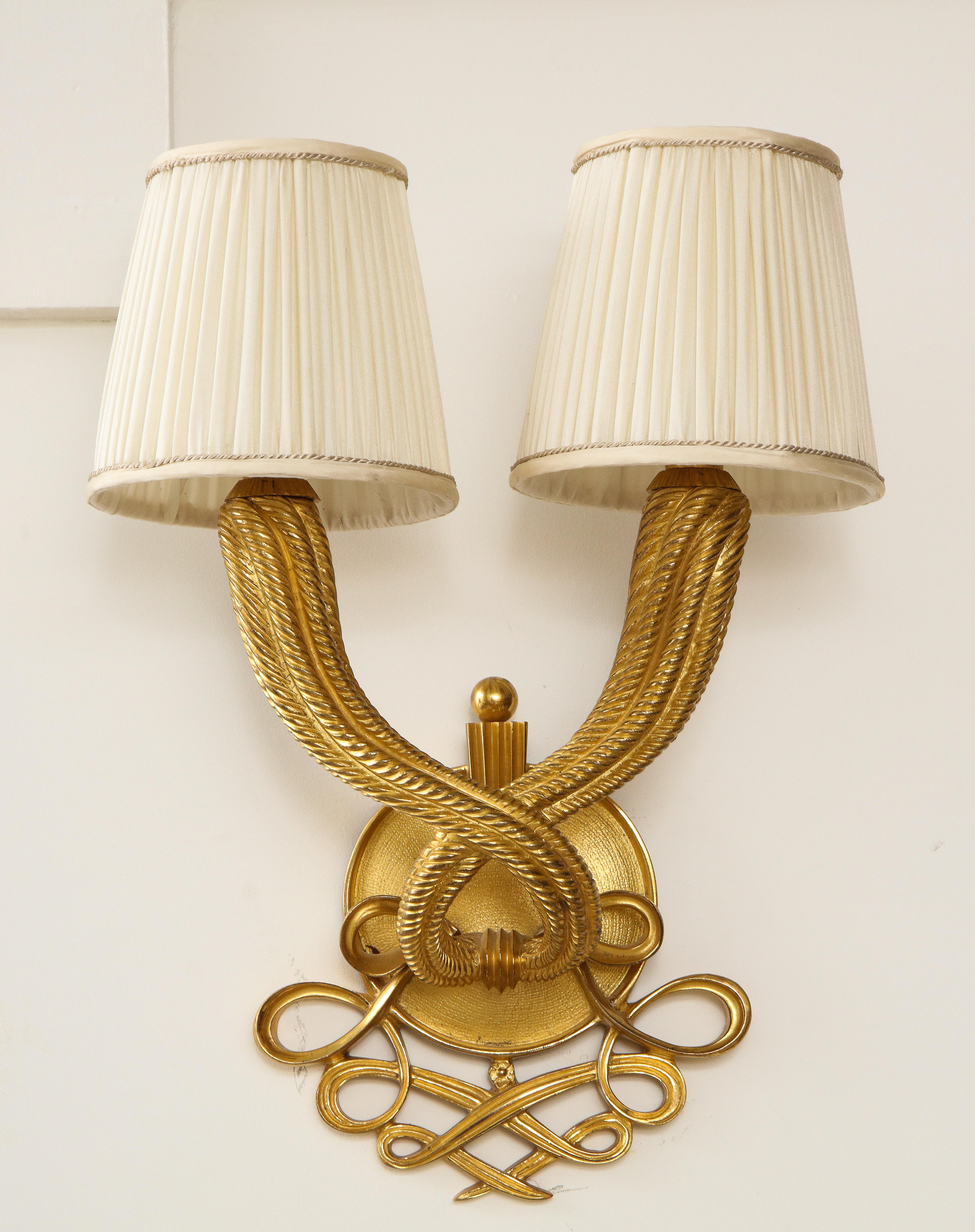 Art déco Elegance Paire d'appliques à double torsade en bronze doré de Jules et André Leleu en vente