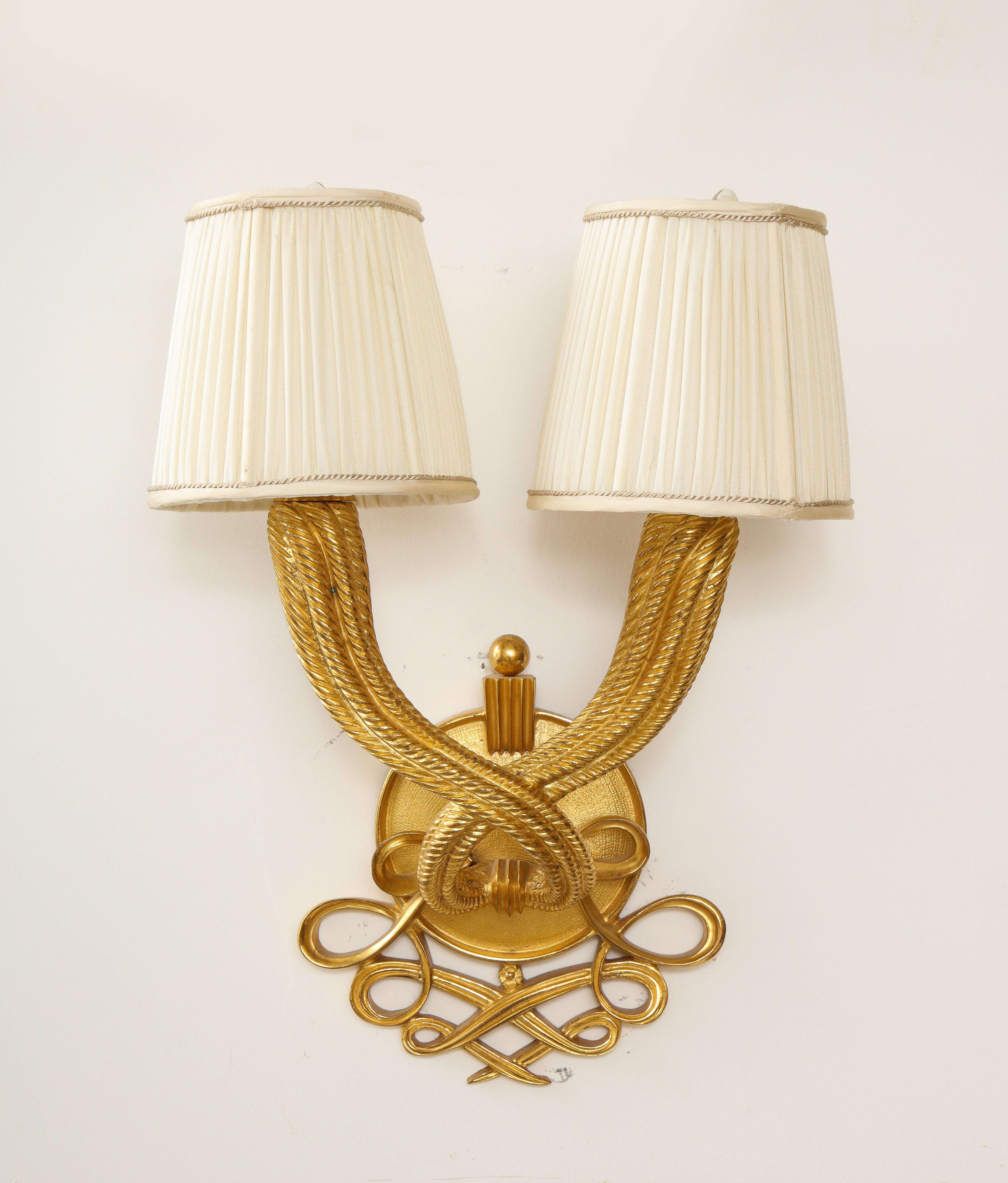 Milieu du XXe siècle Elegance Paire d'appliques à double torsade en bronze doré de Jules et André Leleu en vente