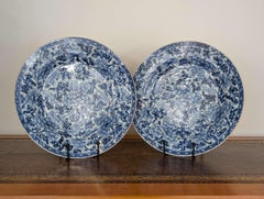 Elegant Pair of Kangxi Period Chargers, China, Early 18th Century