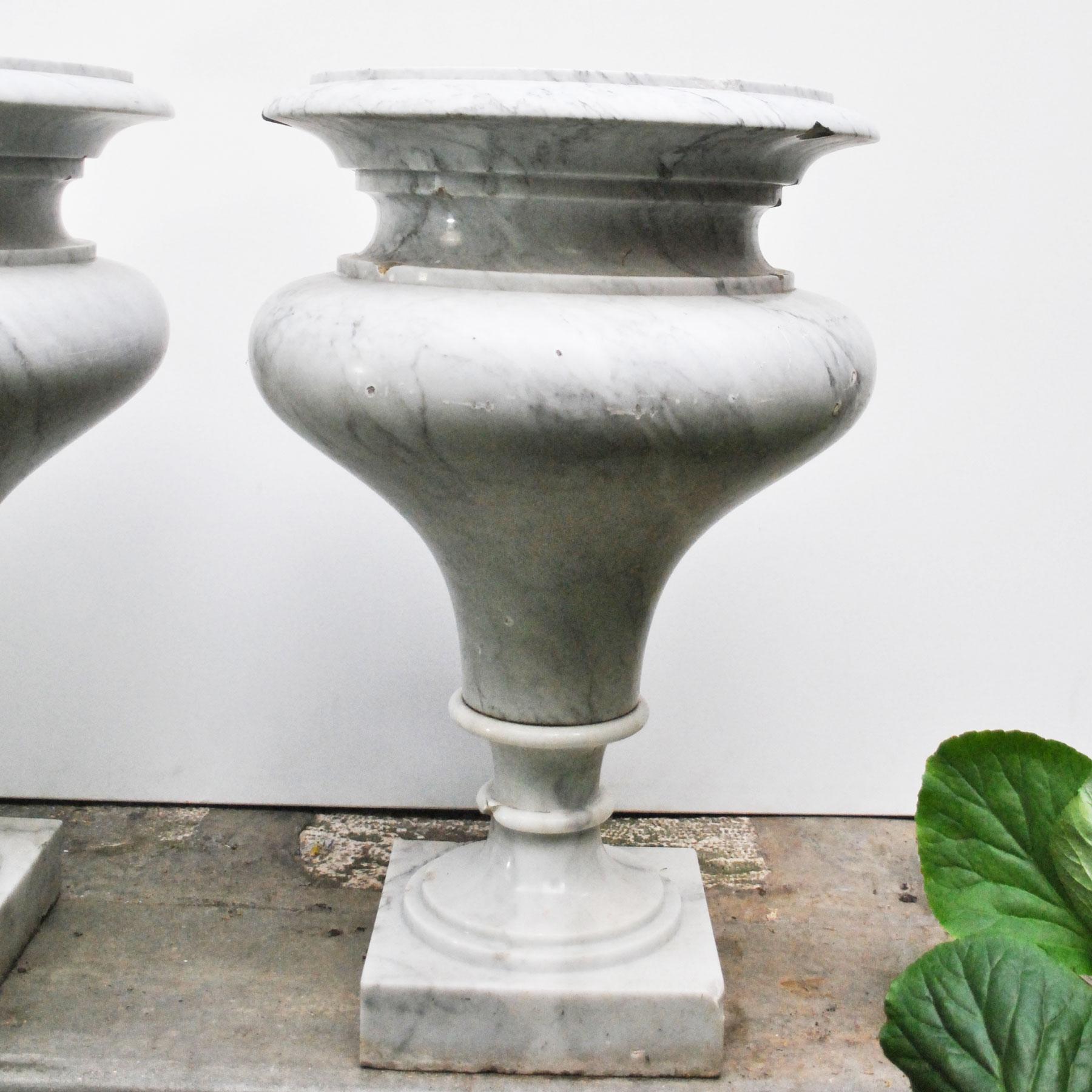 Elegant Pair of Large Carrara Marble Vases, Period Early 20th Century For Sale 5