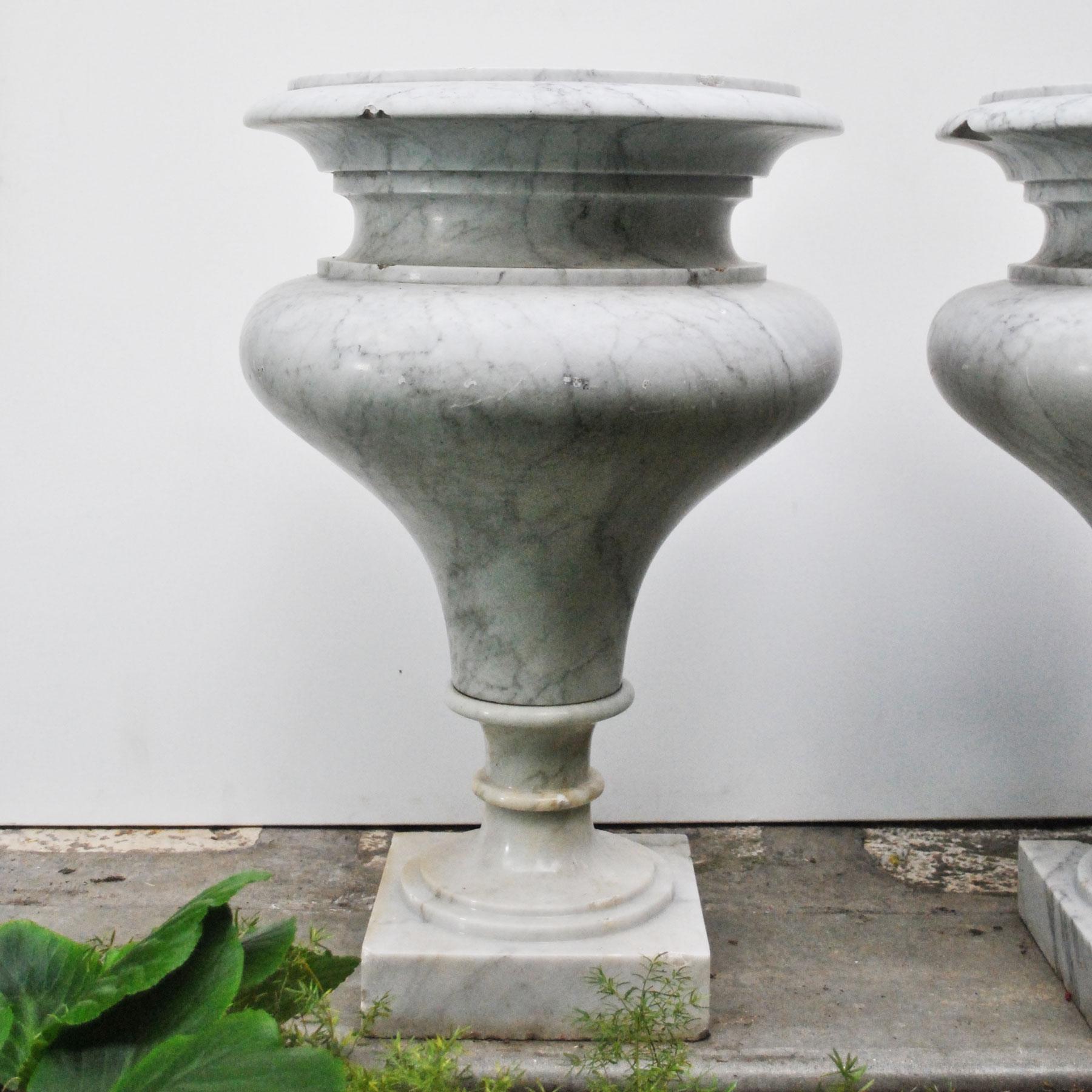 Elegant Pair of Large Carrara Marble Vases, Period Early 20th Century For Sale 6