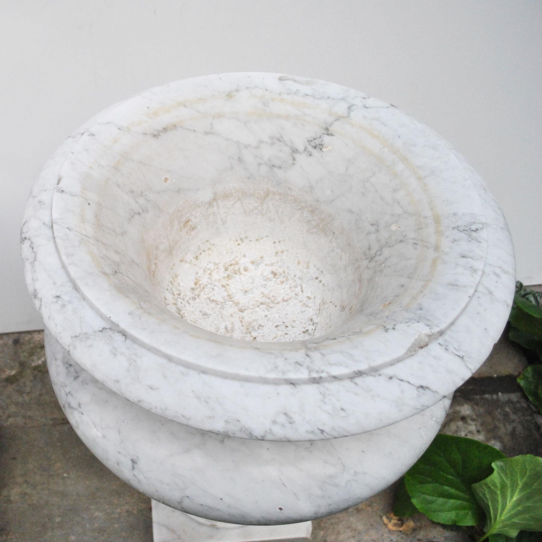 Elegant Pair of Large Carrara Marble Vases, Period Early 20th Century For Sale 7