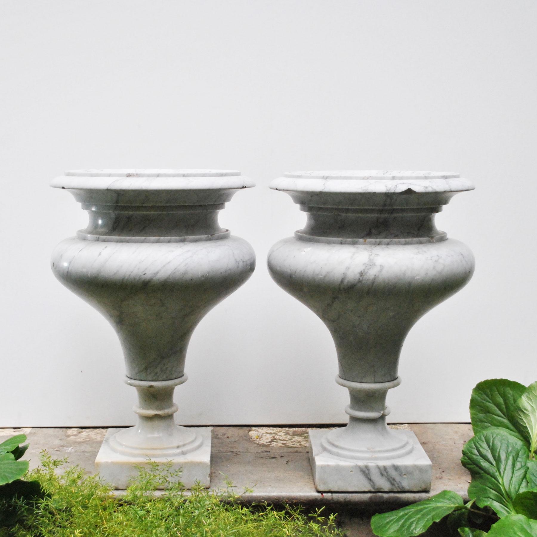 Pair of beautiful neoclassical vases of Italian manufacture of the early 20th century Roman school made of Carrara marble.
These unique objects were found in the most charming homes in the capital made to order.Slight signs of wear , slight dents do